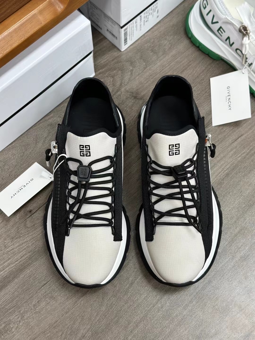 Givenchy Spectre Zip-Up Running Shoes - Contemporary Style and Comfort