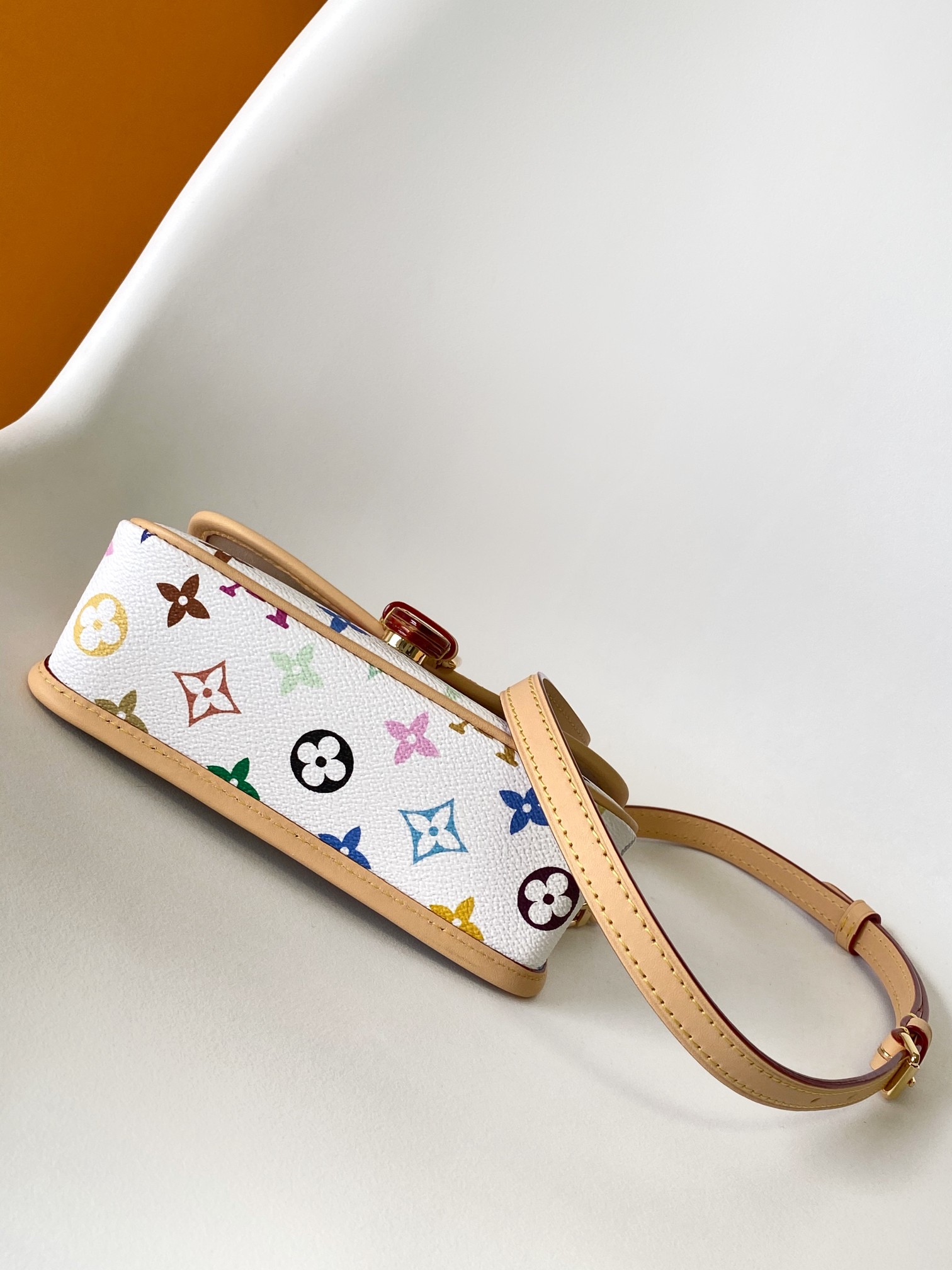 Louis Vuitton 本款 Nano Diane 手袋出自路易威登 x 村上隆合作系列 以缤纷 Monogram 图案释放盎然意趣