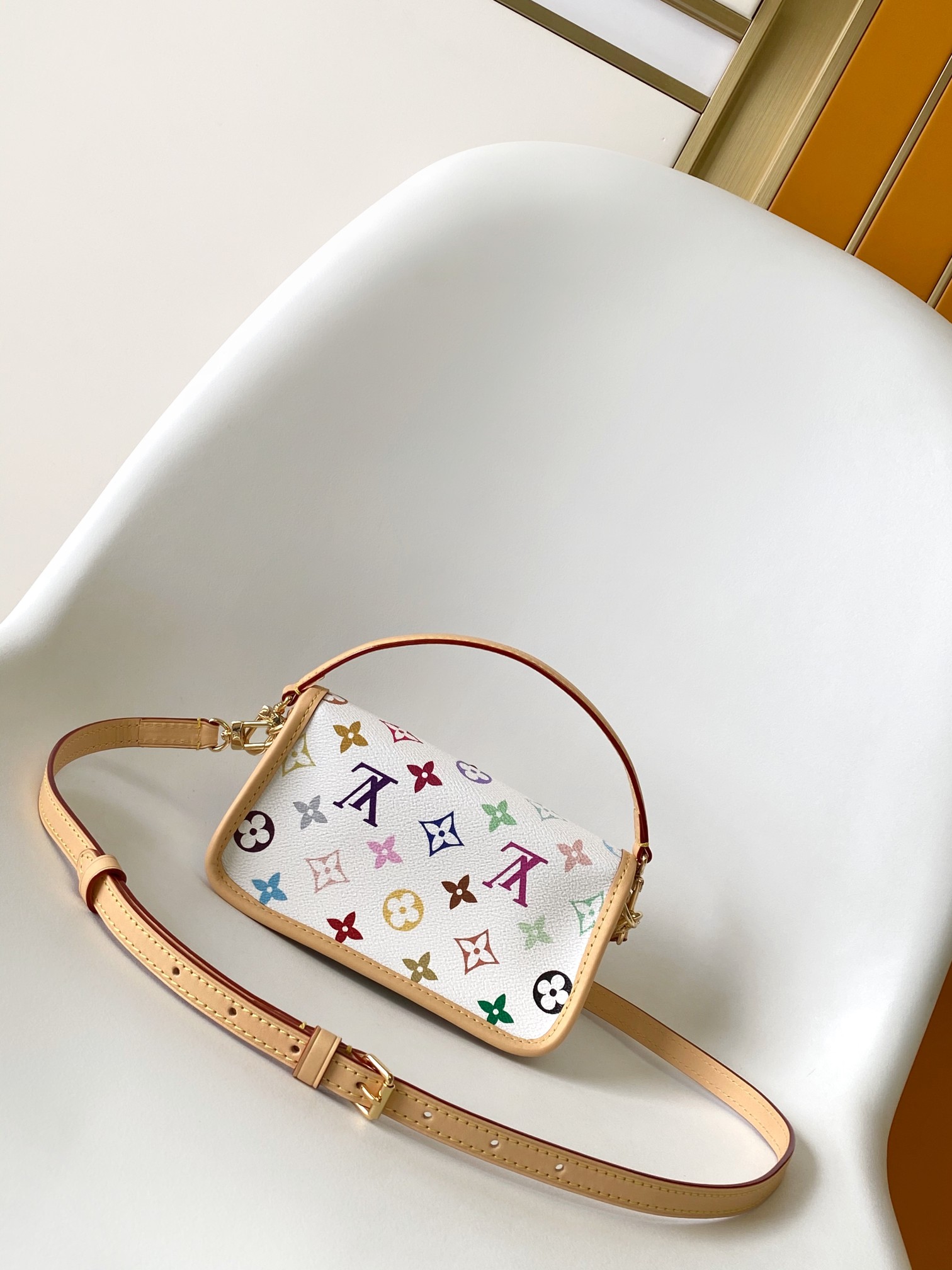 Louis Vuitton 本款 Nano Diane 手袋出自路易威登 x 村上隆合作系列 以缤纷 Monogram 图案释放盎然意趣