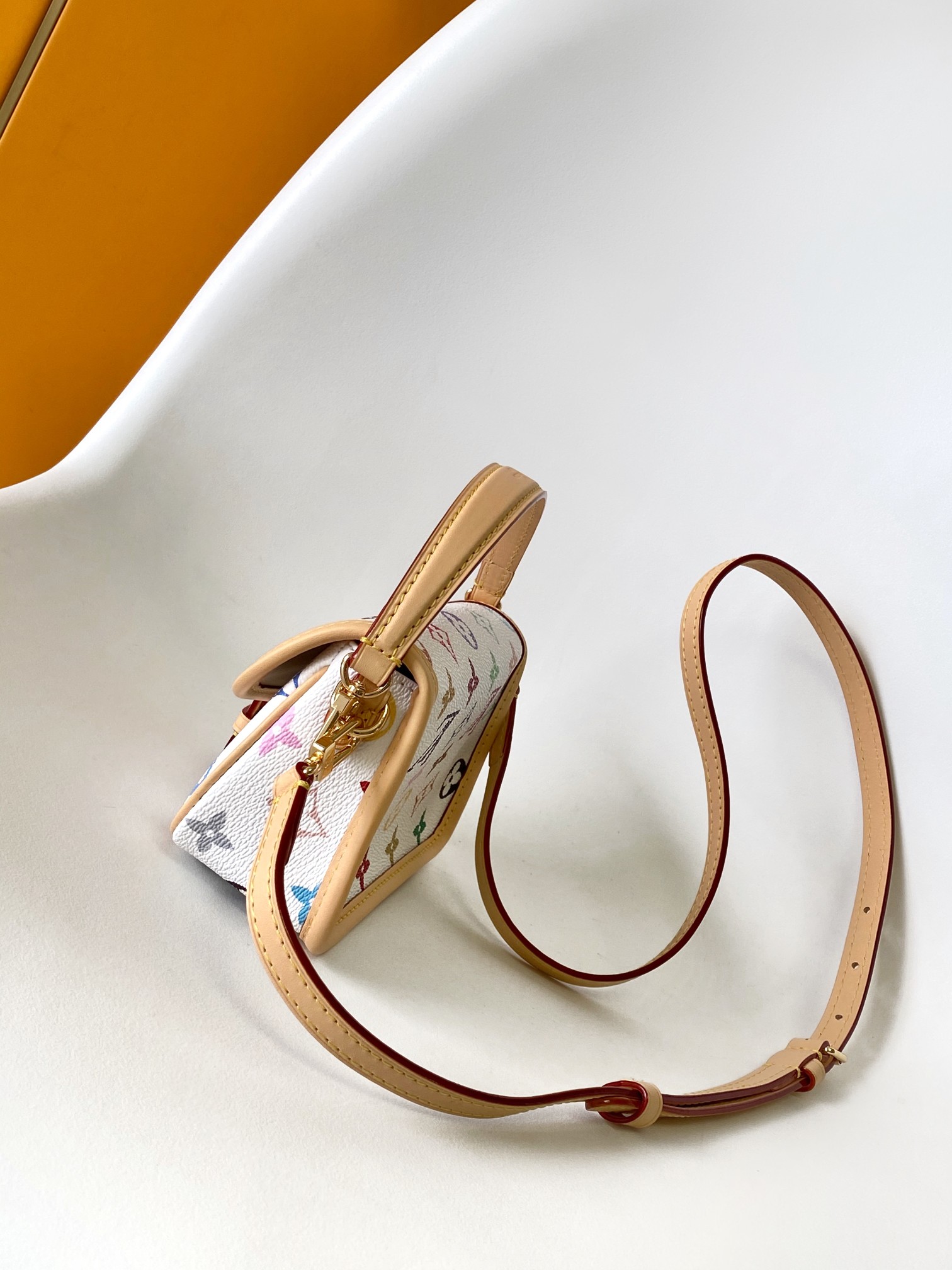 Louis Vuitton 本款 Nano Diane 手袋出自路易威登 x 村上隆合作系列 以缤纷 Monogram 图案释放盎然意趣