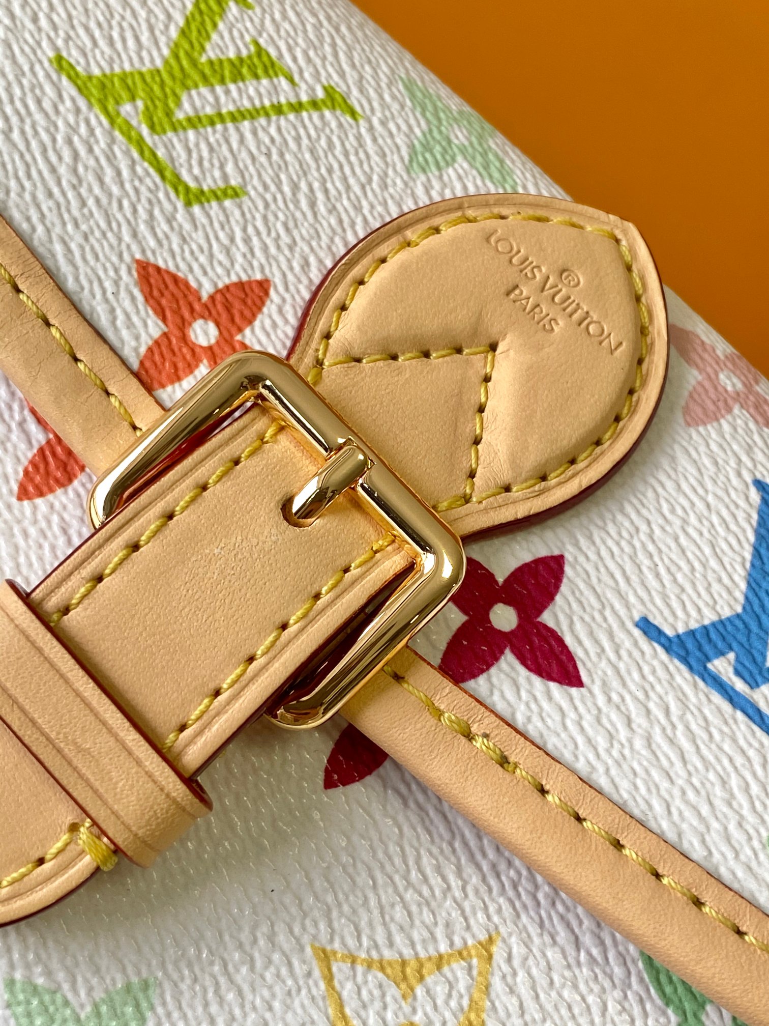 Louis Vuitton 本款 Nano Diane 手袋出自路易威登 x 村上隆合作系列 以缤纷 Monogram 图案释放盎然意趣