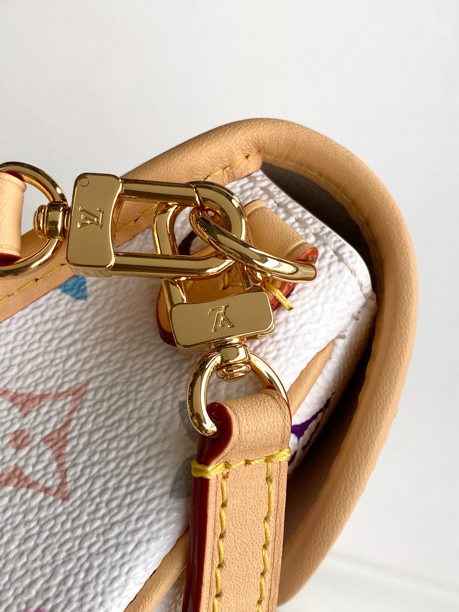 Louis Vuitton 本款 Nano Diane 手袋出自路易威登 x 村上隆合作系列 以缤纷 Monogram 图案释放盎然意趣