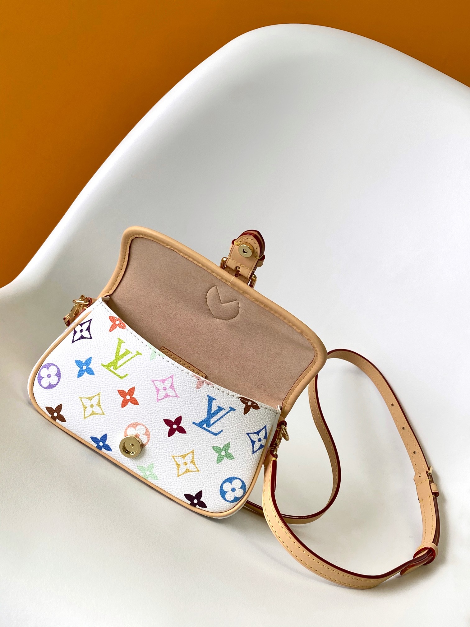 Louis Vuitton 本款 Nano Diane 手袋出自路易威登 x 村上隆合作系列 以缤纷 Monogram 图案释放盎然意趣