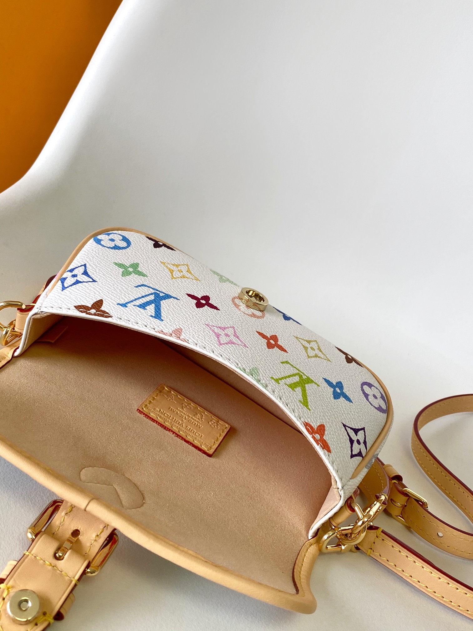 Louis Vuitton 本款 Nano Diane 手袋出自路易威登 x 村上隆合作系列 以缤纷 Monogram 图案释放盎然意趣
