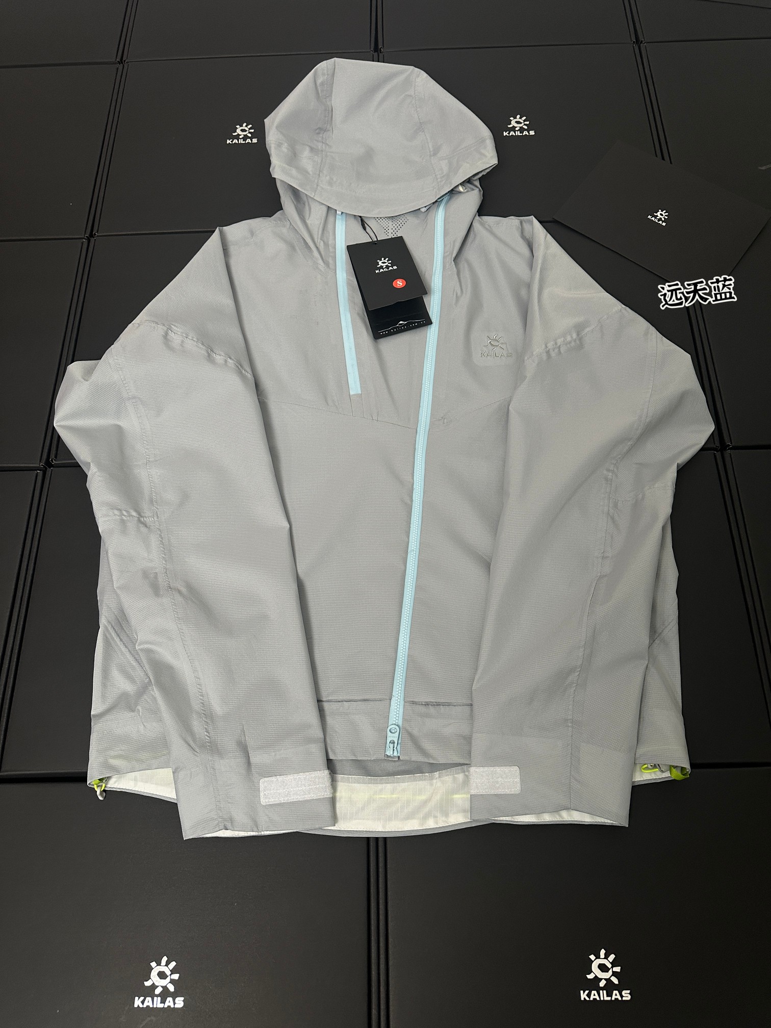 💰270
凯乐石KAILAS  索松 机能运动户外徒步FLT防水透气散热连帽 冲锋衣 男女同款

凯乐石索松全新硬壳冲锋衣夹克，gtx 户外防水向导级冲锋衣，机能夹克。
户外天花板级别的凯乐石
海外柜子8k出头的价格也抵挡不住大家的喜爱，爆火的颜色柜里也是一件难求～
防风防雨又耐磨，适合户外的各种运动。
硬壳全压胶冲锋衣夹克，平台可是吹爆了这款单层压胶冲锋衣。

两穿冲锋衣 面料柔软 舒适性强 腋下有透气拉链。
秋秋季户外活动 抗风防雨 功能性强大。
即使你要去户外登山 徒步 旅游，这款可以做到全天候的身体防护。

gore tex防水功能性面料，即使多次洗涤外层渗腋下透气拉链可以做到保温和散湿的功能。
全压胶，内里见不到一条明线！刺绣的logo字母，工整完美。
而袖口的魔术贴楼可以做到随意调节。
前短后长的设计，可以完美达到包臀的效果。
帽子上搭配了弹力拉绳，机车运动时可以做到贴合面部，完全闭风。

颜色:  石莲灰  远天蓝  
尺码：S-XXL

S 衣长 68 胸围 110 肩宽45
M 衣长 70 胸围114 肩宽47
L   衣长72 胸围118 肩宽49
XL衣长76 胸围122 肩宽51
XXL 衣长78 胸围126 肩宽53

        身高体重 推荐
S（身高155—165 体重120以下）
m（身高165—170 体重120—140）
L（身高170—175 体重140—160）
XL（身高175—180 体重160—180）
XXL（身高180—185 体重180—210）
