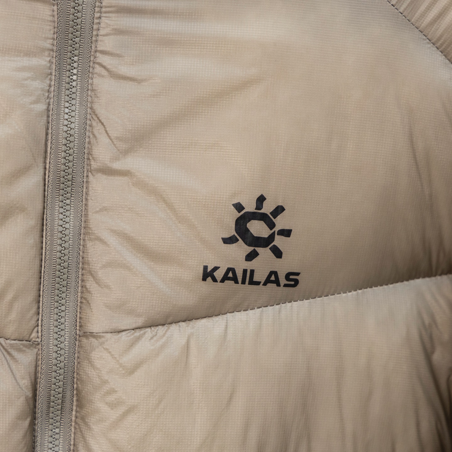 Chaqueta de Plumón Kailas 5000GT Impermeable y Cálida con Capucha para Senderismo 8 i1760252830988 4893 0 3