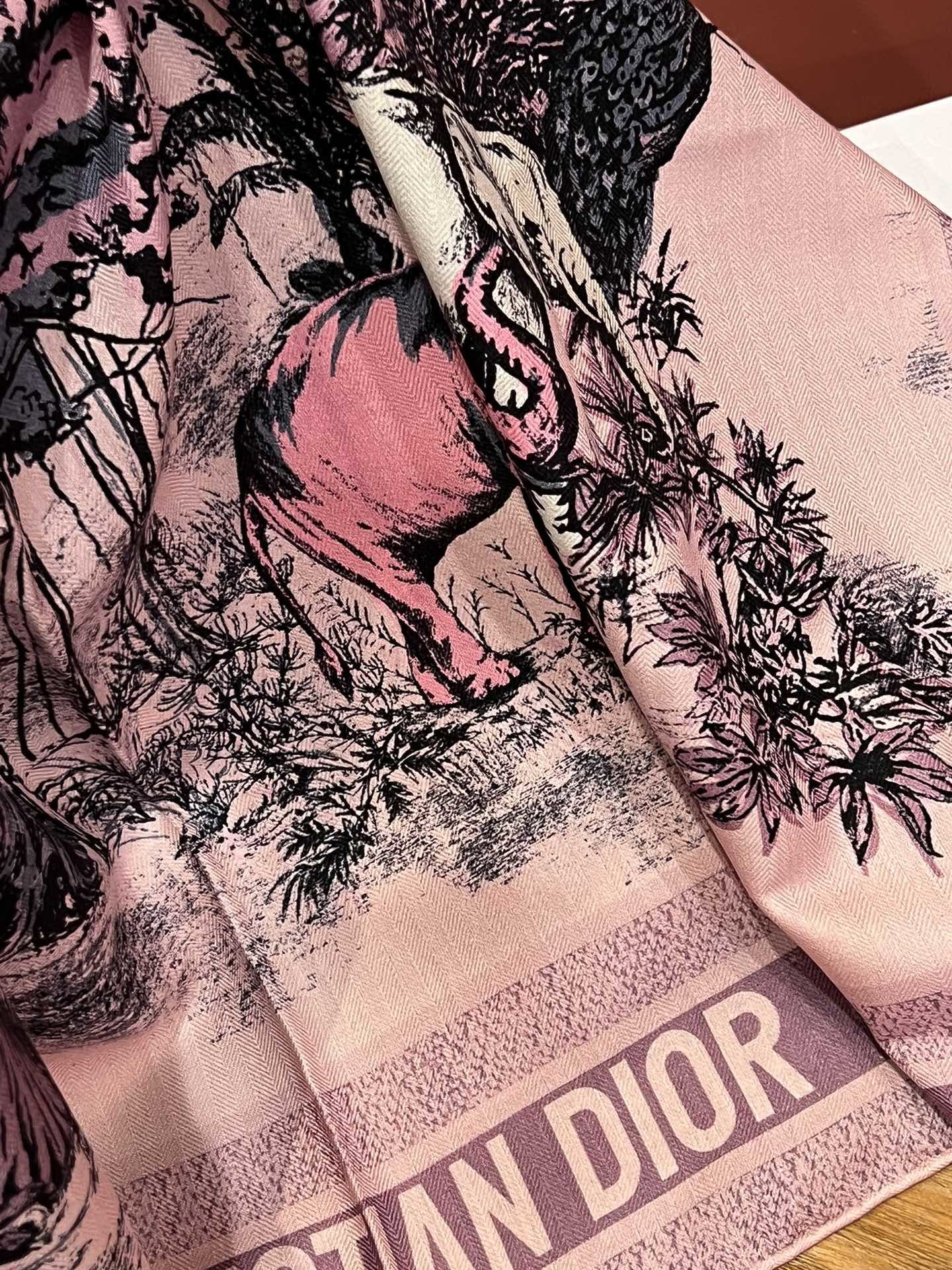 这款方巾饰以Voyage茹伊印花图案来自Dior与意大利艺术家彼得罗鲁福ietroRuffo携手打造的系