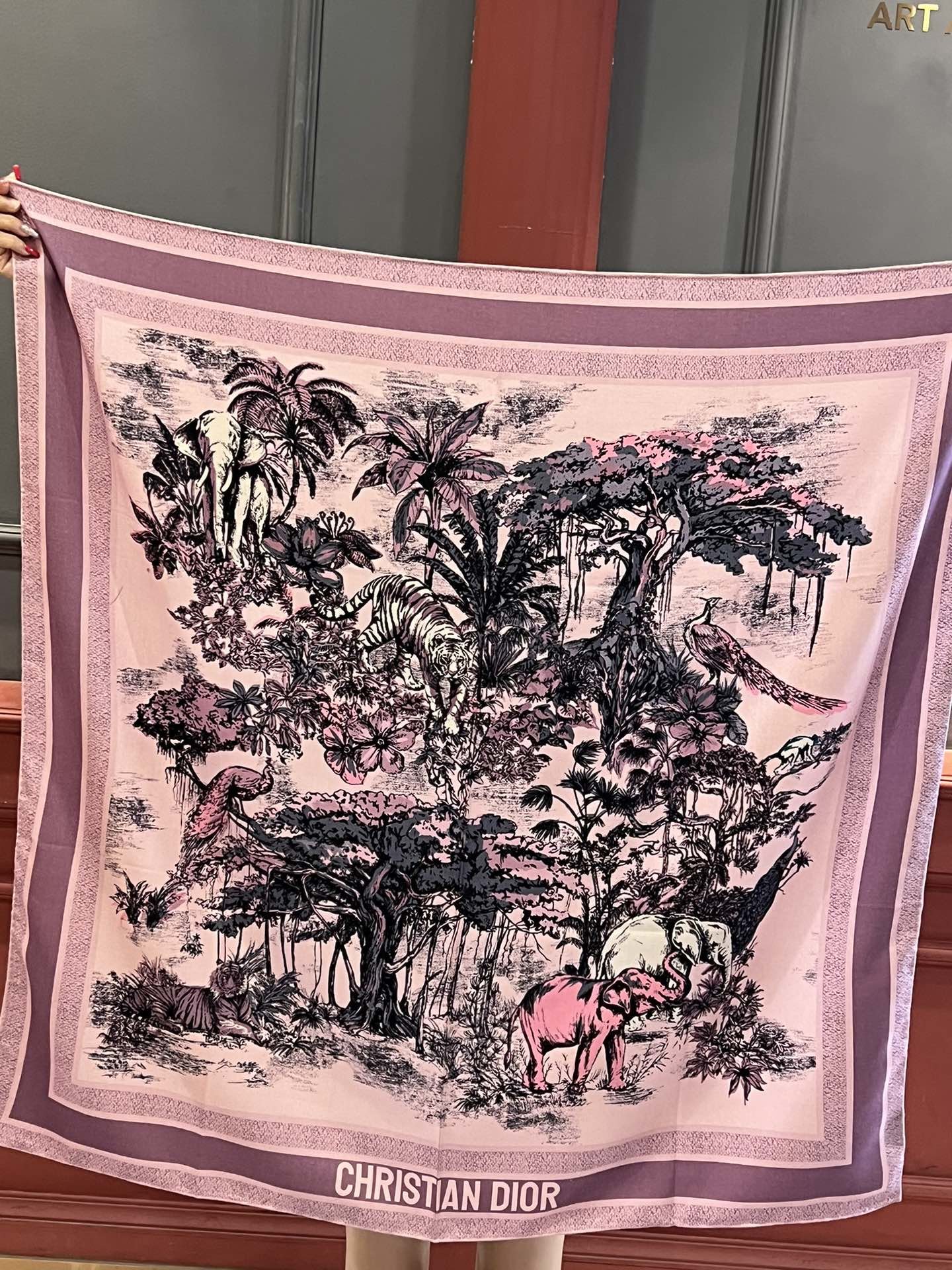 这款方巾饰以Voyage茹伊印花图案来自Dior与意大利艺术家彼得罗鲁福ietroRuffo携手打造的系