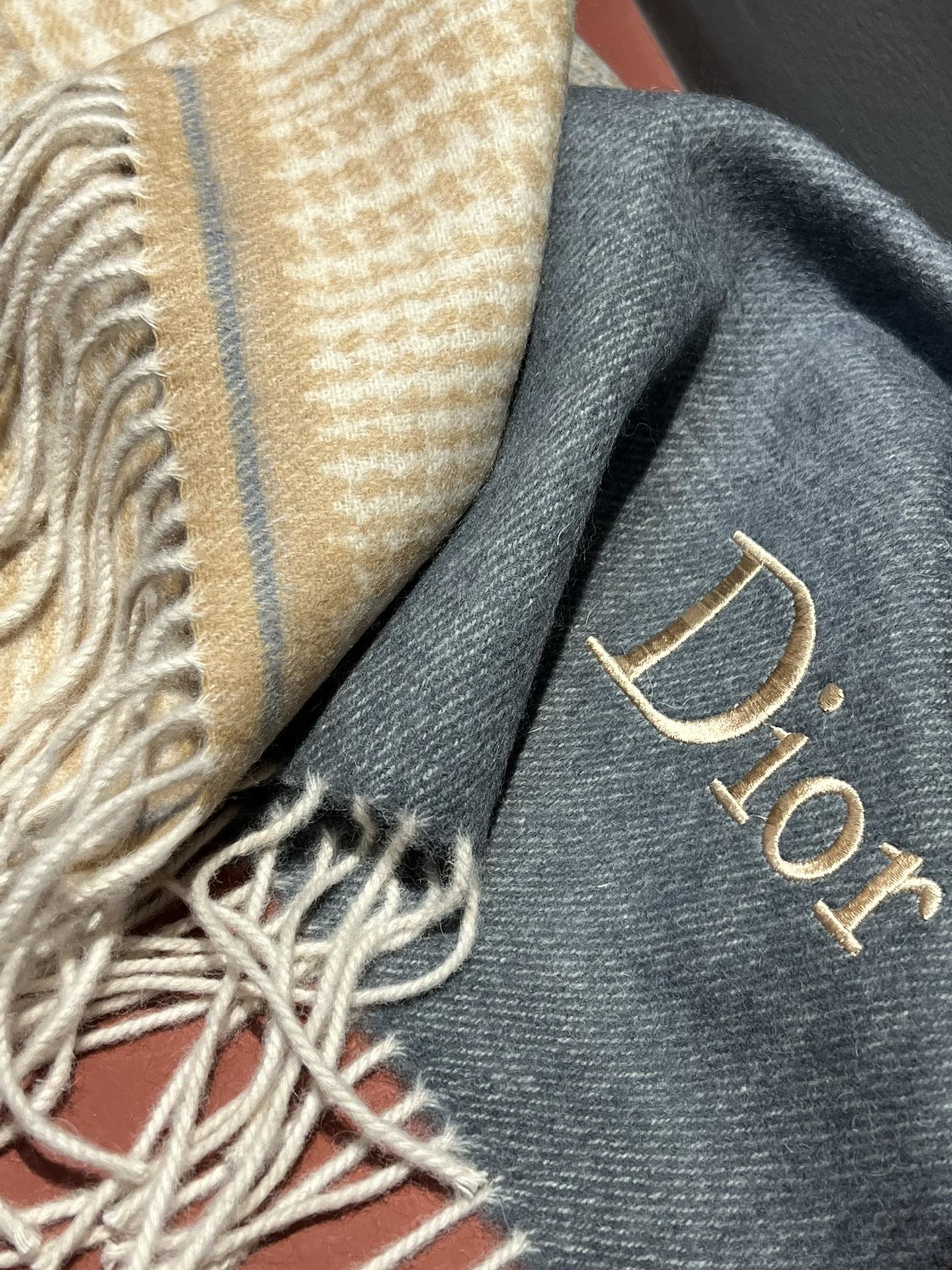 D家出口的订单设计非常简单但那Logo的点缀就是让围巾显得非常高级优雅高端羊绒围巾设计向来都很简约但就是