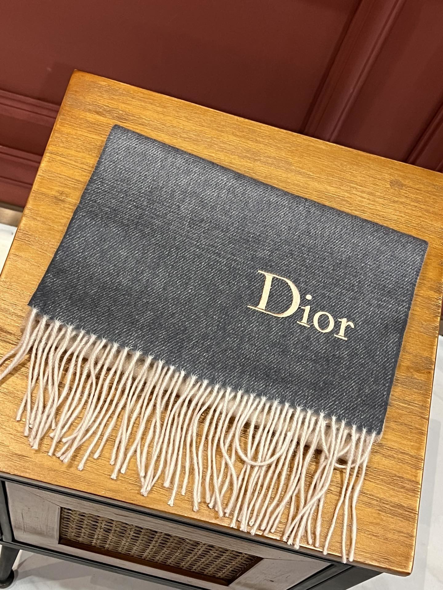 D家出口的订单设计非常简单但那Logo的点缀就是让围巾显得非常高级优雅高端羊绒围巾设计向来都很简约但就是