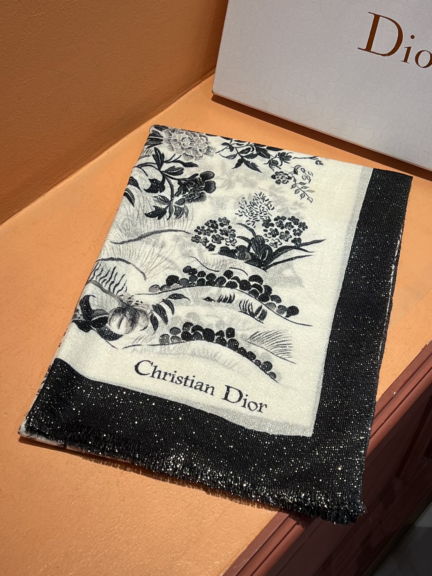 会发光发亮的围巾Dior最最新的专柜主打格兰维尔花园银丝长巾羊绒长巾度假及日常都非常好搭配的款订单私流一