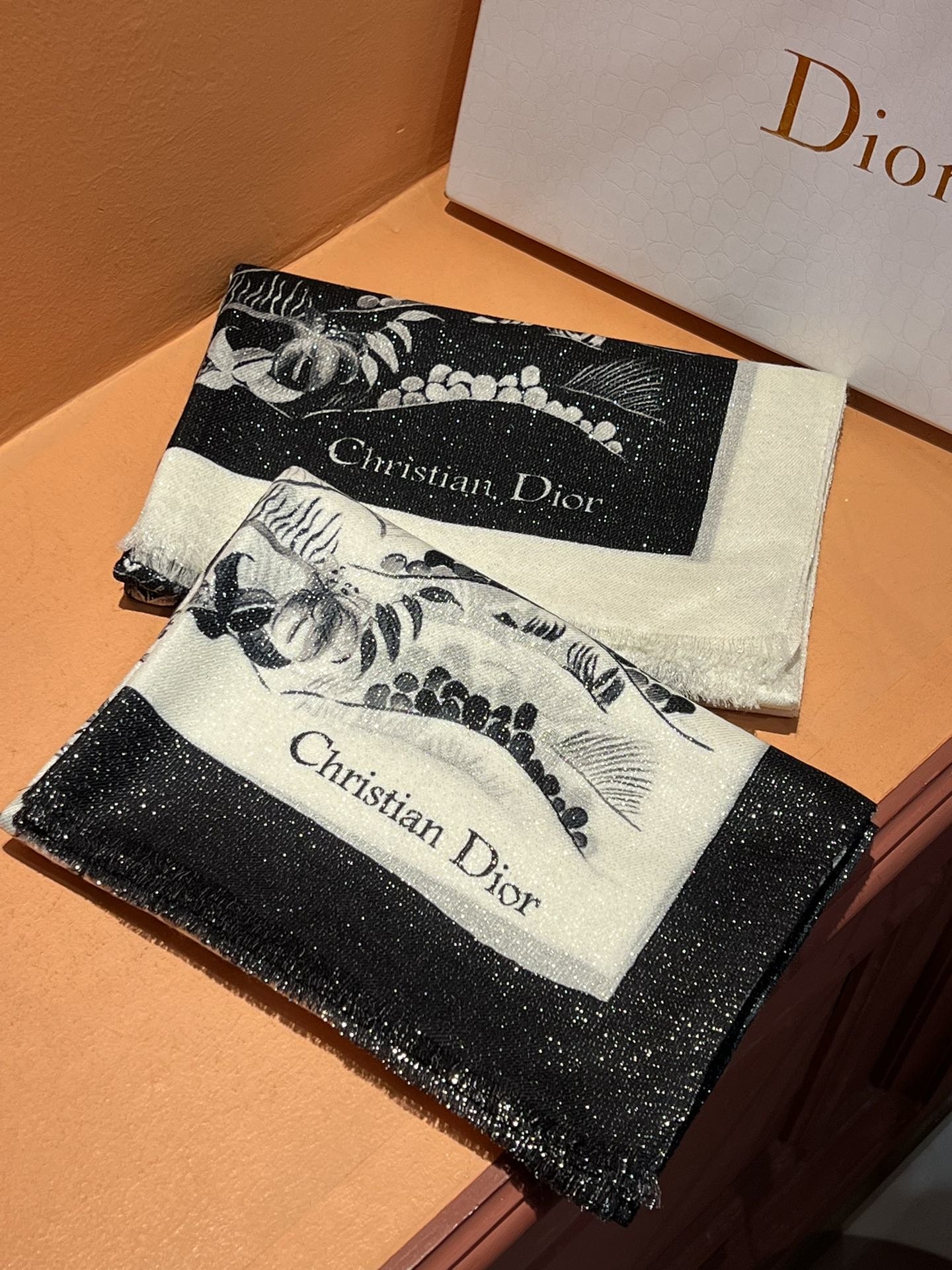 会发光发亮的围巾Dior最最新的专柜主打格兰维尔花园银丝长巾羊绒长巾度假及日常都非常好搭配的款订单私流一
