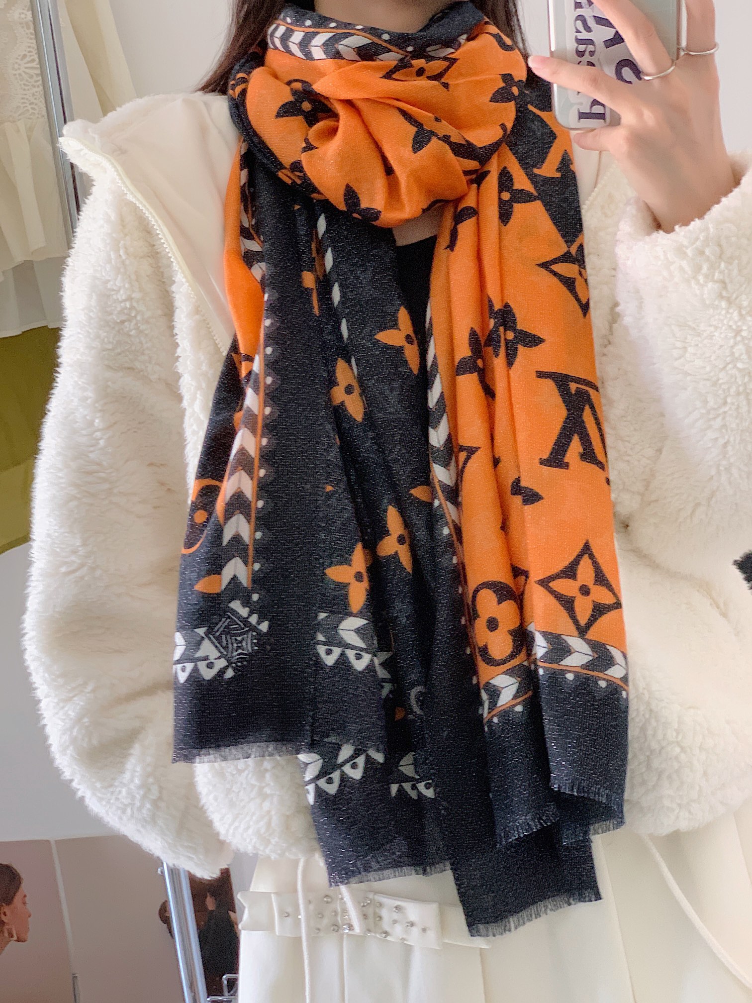 NO:168737,lv~~Silver thread~~Latest model...Shirting silver thread. A very sweet model... Also I highly recommend this color scheme. This is gentle enough...High-end customers don't miss it~ My styles are really great this year...Cashmere size 100*200cm, high-end scarf, louis vuitton19860909lv～～银线款～～最新款…… 闪闪动人银线 很心水的一款……也是我强烈推荐的一款 这个配色够温柔… 高端客人不要错过～今年我的款式真的都很棒…羊绒 尺寸100*200cm,高版本围巾,louis vuitton,scarf