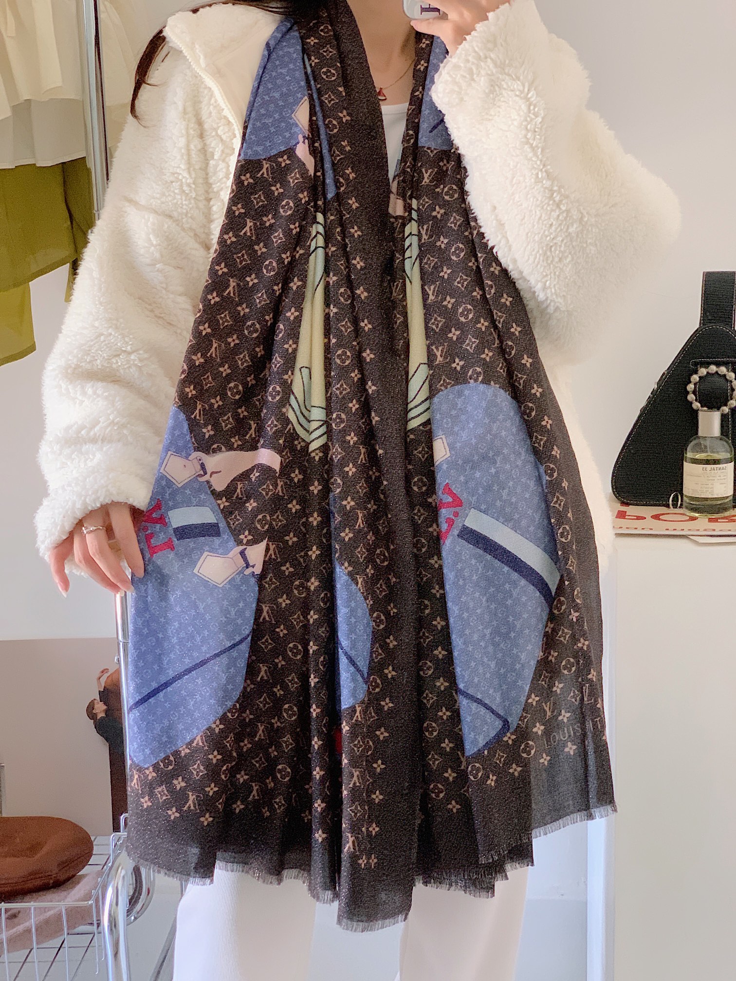 NO:168743,The new limited series of scarves that will shine in spring has arrived. The original original LV product. The main style of early autumn is. Wearing Le Tout Paris long scarf LV luggage and the logo at the bottom is rich in details, making it more feminine. A real palace-level scarf, the latest Italian catwalk, 110×200 cashmere long scarf, you can visit the counter first and try it out before you miss it. If you miss it, you can only go to the counter., high-version scarf, louis vuitton19860909会发光发亮的围巾开春新款限定系列爆款到啦LV原单正品.早秋主打款.佩戴Le Tout Paris长巾LV箱包和底部的标识丰富细节,更富女性魅力.真正的殿堂级围巾,意大利最新走秀款 ,110×200羊绒长巾可以先去专柜参观试戴后再来.错过了只有去专柜啦.,高版本围巾,louis vuitton,scarf