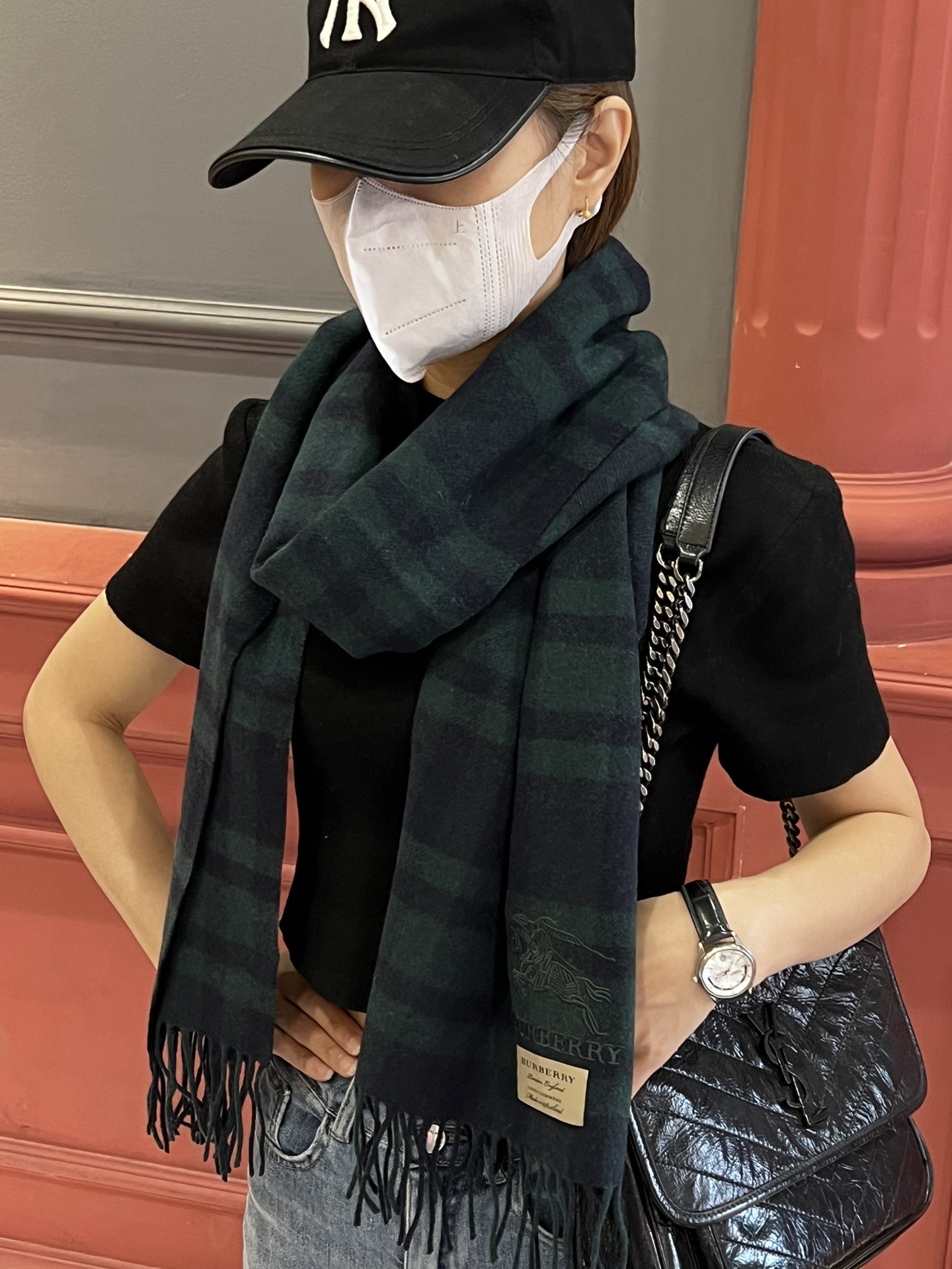 NO:168749,Burberry classic cashmere plaid quality and feel that it is not good enough cashmere high-end products are absolutely screaming, the top design models of fashion brands. Classic plaids and fashionable color patches are the screaming highlights of this model. The high-end quality is essential for autumn and winter.. Size 180*30cm, high-end scarf, burberry19860909巴宝莉经典款 羊绒格 品质手感好到不行羊绒高尖端产物绝对令人尖叫的品质时尚大牌的顶尖设计款..经典格子搭配时尚拼色是此款令人尖叫的亮点秋冬必备的高端精品..尺寸180*30cm,高版本围巾,burberry,scarf