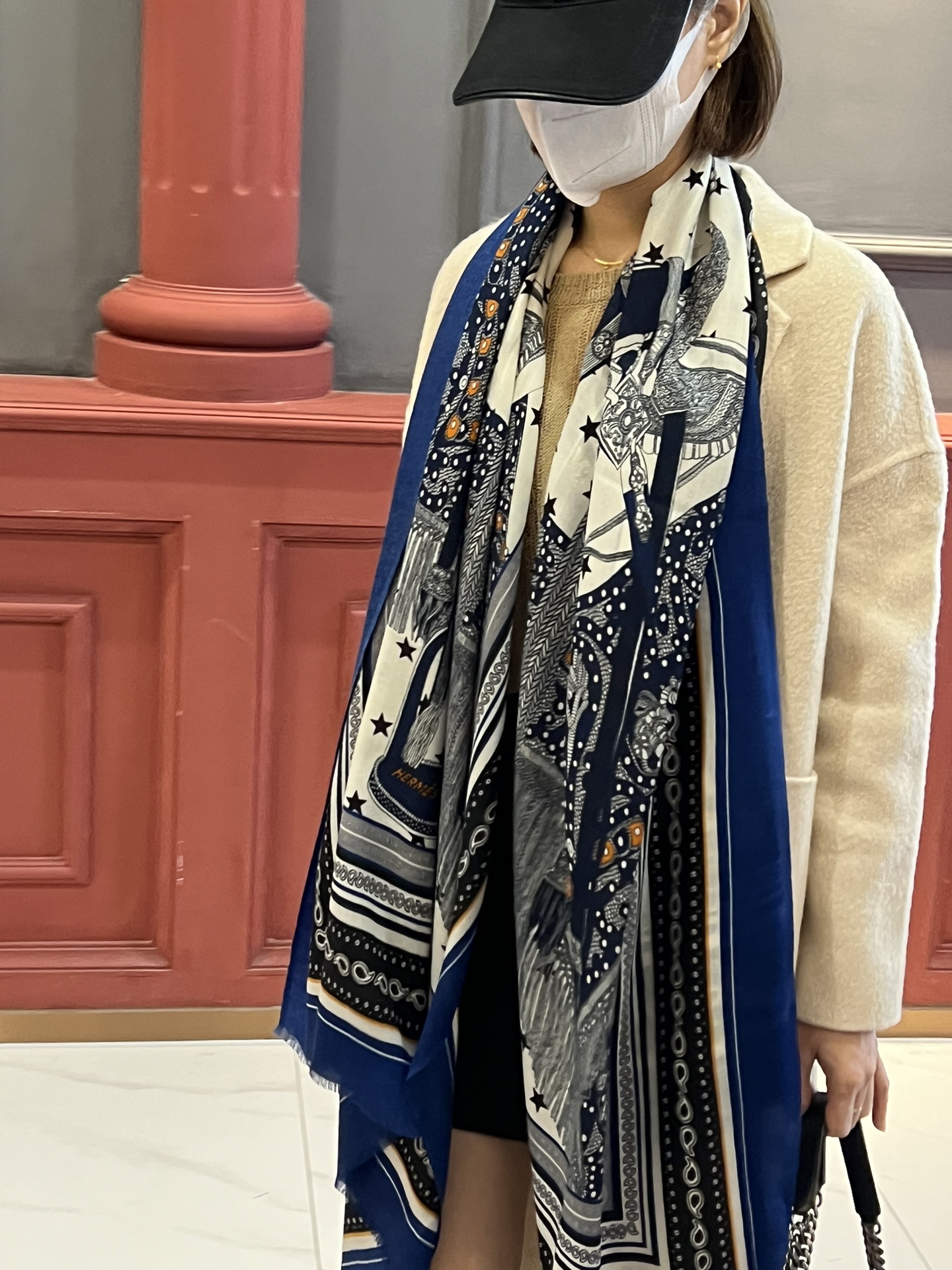 NO:168695,The new HERMES long scarf is 100% cashmere 300 pieces. The combination of [Nutrient Saddle] is absolutely beautiful in color, absolutely delicate, and exclusive quality fabrics. The stability and feel are unique. It is definitely unmatched by other companies. Complete high-quality products. Specifications are 200*100 full cashmere long style, high-version scarf, hermes19860909新款HERMES 长巾明星同款百分百羊绒300支美物.【高贵马鞍】的搭配.颜色绝对好看.绝对细腻.独家品质面料.稳定性和手感都是独一无二的.绝对是别家是没办法比的.完全的高品质产品.规格200*100全羊绒长款,高版本围巾,hermes,scarf