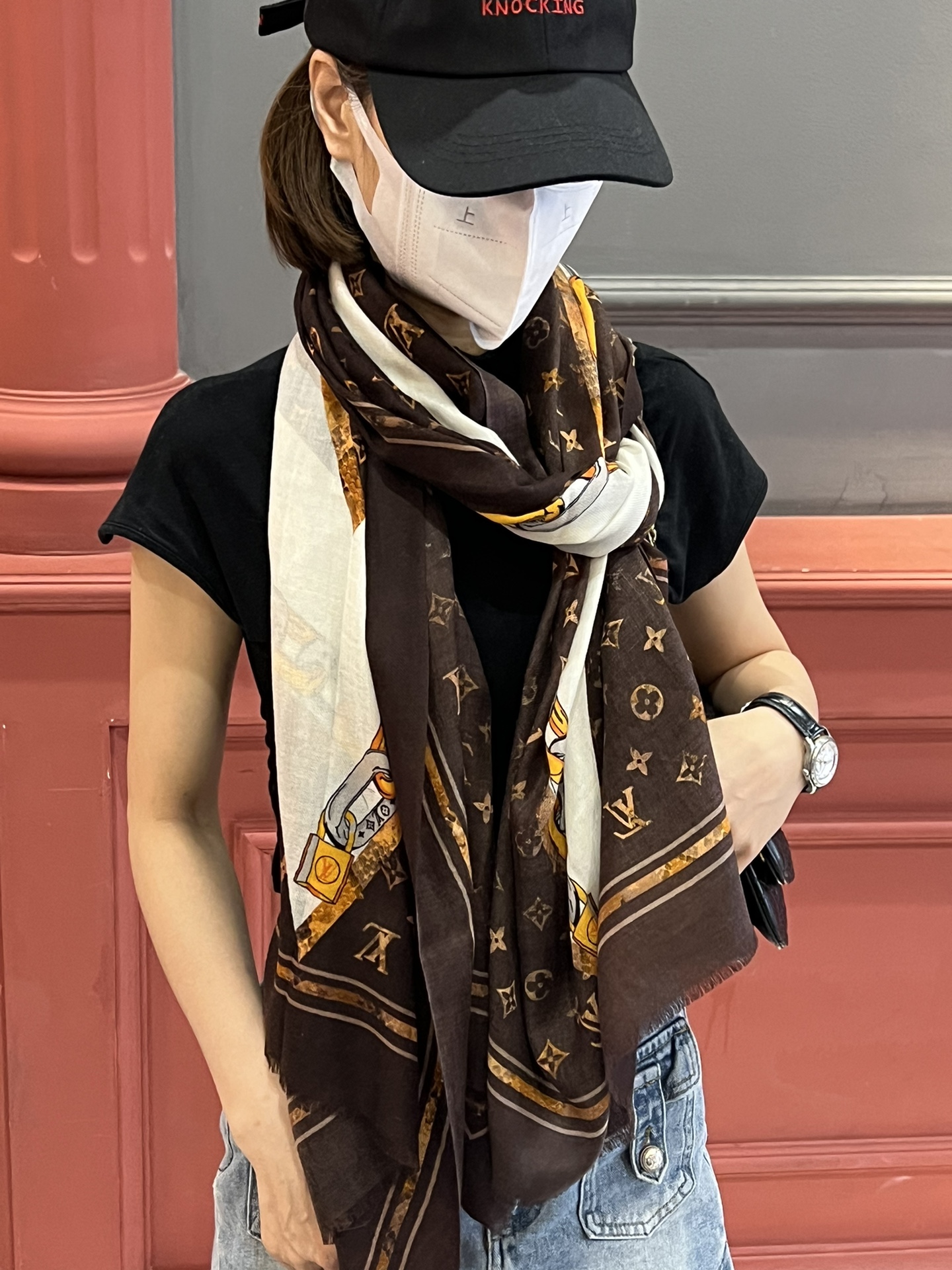 NO:168712,The new Chanel style is on the cow, this style is the thin cashmere long scarf. The cashmere long scarf counter has a vivid color. The quality is super good, the heavy and huge VIP customers must enter, and the recommended price is strongly recommended, the hand is slow, don't go to the counter to buy it absolutely the same price, the price is really good, this size is not big or small, it is very easy to match, the quality is super good, you will understand the high-end quality, what you see is what you get, the heavy and huge VIP customers must enter, 110*200cm, top cashmere long scarf, high-end scarf, chanel19860909牛货上啦真心赞香奈儿新款 薄羊绒长巾本款 羊绒长巾专柜同步喷墨工艺呈现鲜活色彩.品质超级好重磅巨献VIP客户必入推荐强烈推荐手慢无千万别去专柜买绝对一模一样价格真心好,这个size不大不小特别好搭配,品质超级好拿到手就会懂的高端品质,高端细节所见即所得重磅巨献VIP客户必入推荐110*200cm,顶级羊绒长巾,高版本围巾,chanel,scarf