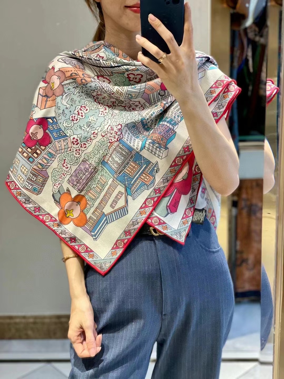 NO:168763,L.vip Customization Level [Double-sided, same-color high-luxury velvet square scarf, baby velvet-level super soft touch] Only the quality of my family can be called velvet square scarf. Louis Vuitton's iconic mascot Vivienne debuted the scarf pattern. Vivienne is unique. She is a lively member of the Louis Vuitton family. Although it was just a small jewelry at first, it had charming charm. She can control it at any time in any occasion. As a mascot, Vivienne interprets various products of the brand with a funny and lively expression, showing her love for life and her bold and unique personality. Size 140*140, high-end scarf, louis vuitton19860909L.vip 定制级别 【双面同色高奢丝绒方巾,baby绒级别的超柔触感】只有我家的品质才能叫丝绒方巾 路易威登标志性吉祥物 Vivienne 首次亮相围巾图案 Vivienne 是独一无二的.她是路易威登家族的活泼一员,虽然起初只是小小饰品,却有着迷人魅力,无论何种场合,她都能随心驾驭.作为吉祥物,Vivienne 以风趣活泼诠释品牌各款产品,展现了她对生活的热爱及其大胆、独特的个性.尺寸140*140,高版本围巾,louis vuitton,scarf