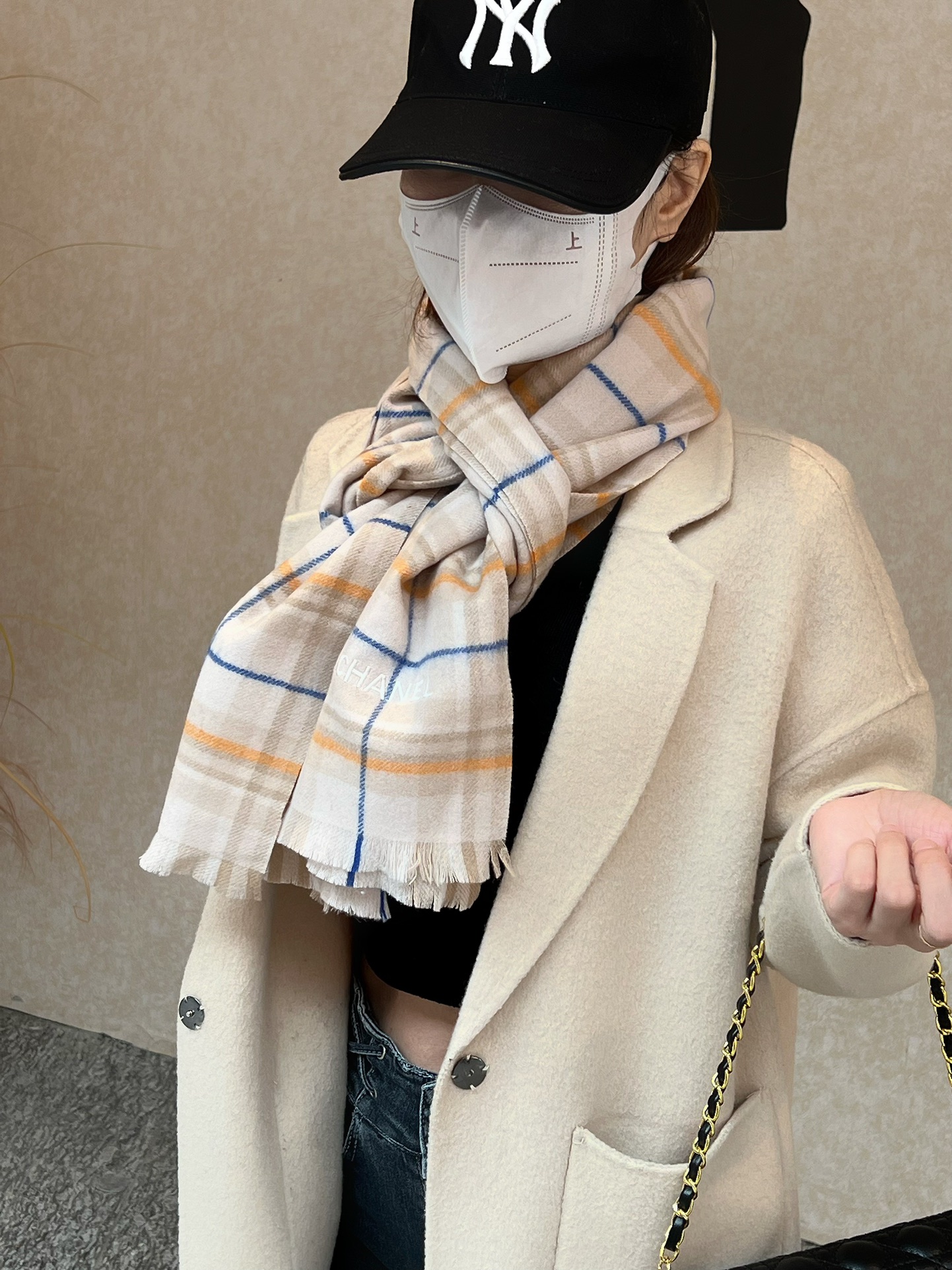 NO:169304,Chanel counter-grade classic cashmere plaid scarf!  !  A must-have recommendation for the True Fragrance Series!  The latest quality of the counter is currently replaced with a new white label with pure handmade four-corner seam!  !  The classic among the classics is the most awesome!  !  All other F-goods are so weak, real and pure cashmere!  This export specification has always been our ace reputation series. It must be won and won countless fans, and the sisters have to give themselves a complete one!  !  !  In short, a good product is waiting for you. The double-sided cashmere has very clear and beautiful water ripples. The only batch of good products is this. I really don’t make up for it after selling it. I get what you pay for. The factory said that this product will not place an order again. The customer provided yarn, dyed, and set the color again. It will take half a year to toss and turn!  There are only one batch this year, not many!  The touch is soft and fluffy, luxurious and textured!  !  A serious good thing!  , High-version scarf, chanel19860909香奈儿 专柜级经典羊绒格子围巾！！真香系列必入推荐！专柜最新品相,目前专柜都换上了纯手工四角缝白标新标！！经典中的经典.就要最牛的！！其他什么F货都弱爆了,真材实料纯羊绒！这个出口单规格一直是我们王牌口碑系列,必入圈粉无数无数姐妹们怎么都得给自己整一条！！！总之一等一的好货.双面羊绒都有着非常清晰漂亮的水波纹清楚明了的水波纹.好货仅此一批.售完真心没有补.一分钱一分货,工厂说了这款不会再下单,客方提供纱线,再染色,再定色,翻来覆去要半年了！今年就这一批,没有多少条！手感柔软蓬松,奢华有质感！！正儿八经的好东西啊！,高版本围巾,chanel,scarf