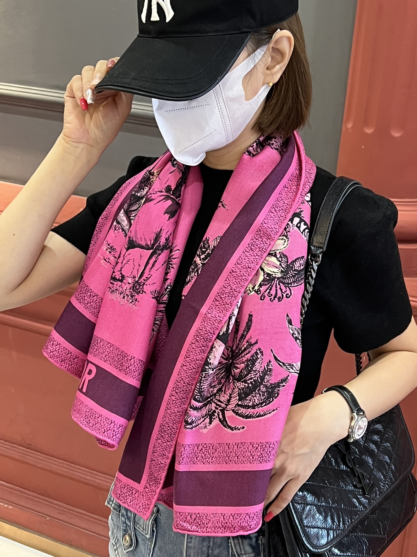 NO:169310,This scarf is decorated with Voyage prints, from a collection created by Dior and Italian artist Pietro Ruffo, which cleverly blends Indian flora and fauna with classic patterns of Mr. Dior. The double-sided design is decorated with multi-colored patterns and hand-curled edges, embellished with the same tone Christian Dior logo jacquard strips to enhance the style. Elegant and colorful, can be tied on the neck or used as a headscarf to create a delicate look, or matched with other Voyage print items. Double-sided design, multi-colored Indian pink fabric Voyage print patterns tone Christian Dior logo jacquard strips tone Christian Dior logo jacquard strips tone 110*110 velvet square scarf, high-version scarf, dior19860909这款方巾饰以 Voyage 茹伊印花图案,来自 Dior 与意大利艺术家彼得罗·鲁福 (Pietro Ruffo) 携手打造的系列,将富有印度风情的动植物与 Dior 先生的经典图案巧妙融合.双面设计,饰以多色图案和手工卷边,点缀以同色调 Christian Dior 标志提花条形图案提升格调.优雅缤纷,可系在颈部或作为头巾使用,打造精致造型,亦可与其他 Voyage 茹伊印花单品搭配. 双面设计,印度粉色面料多色 Voyage 茹伊印花图案 同色调 Christian Dior 标志提花条形图案 手工卷边 110*110丝绒方巾,高版本围巾,dior,scarf