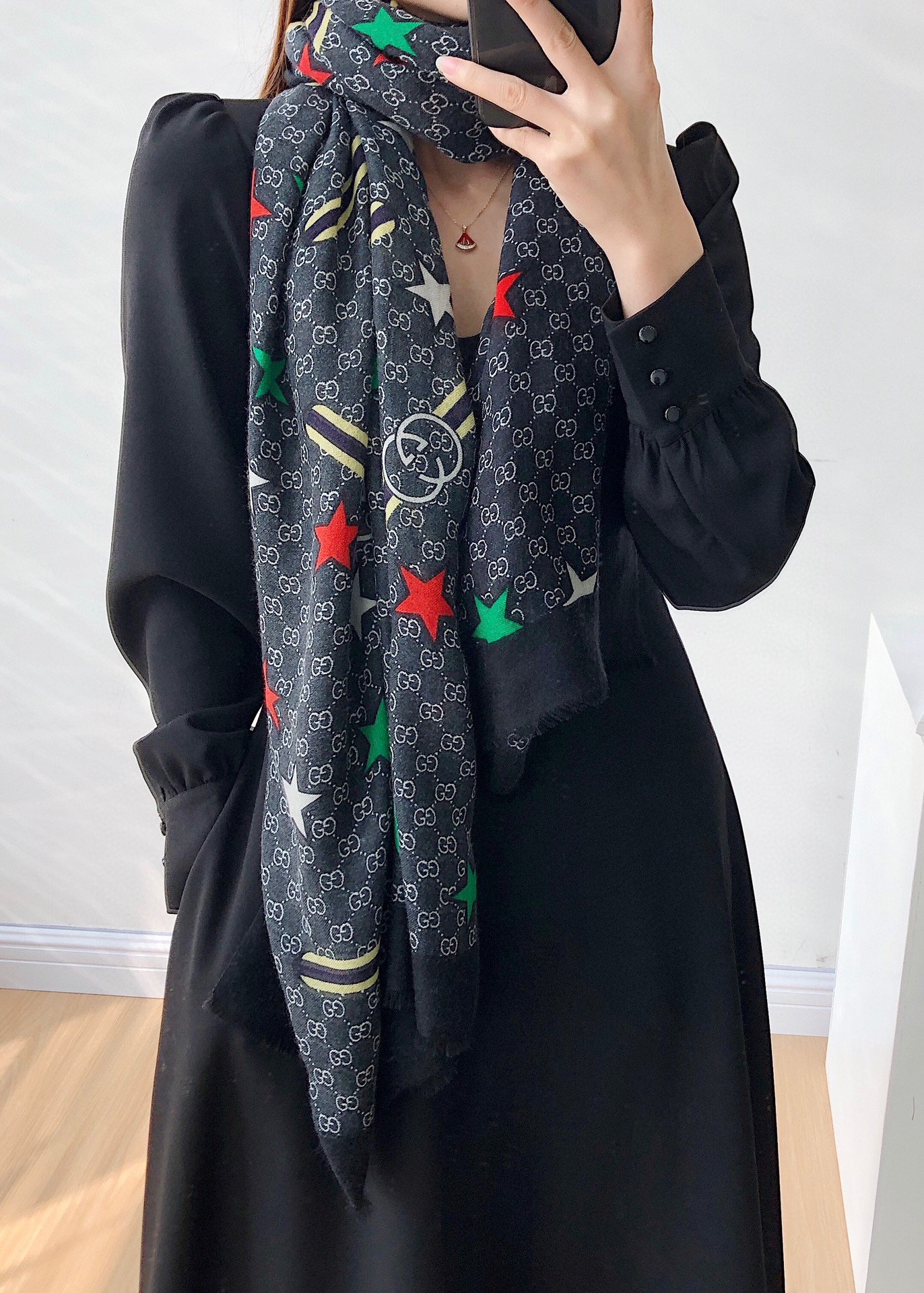 NO:169319,New new style of customer-supplied cashmere long scarf, beautiful [Tear] [GG Star Scarf] The royal palace-level super new counter is on sale. The unique design style of pure cashmere plus rich G-home GG star theme pattern prints this quarter. It is extremely beautiful. Really, the upper body is extremely luxurious and high-end. Rare~ Small expensive~ Look good or not. Look at it yourself. Size 110x200cm. Large long scarf, top-grade pure cashmere, high-end scarf, gucci19860909上新 新款客供羊绒面料长巾 美翻了[流泪]【GG星星长巾】御用殿堂级极新款专柜在售 纯羊绒独特设计风格加上富有G家GG本季度星星主题图案印花 美丽至极 真的 上身极为奢华上档次 稀有～小贵～好看不好看自己看吧 尺寸110x200cm 大长巾,顶级纯羊绒,高版本围巾,gucci,scarf