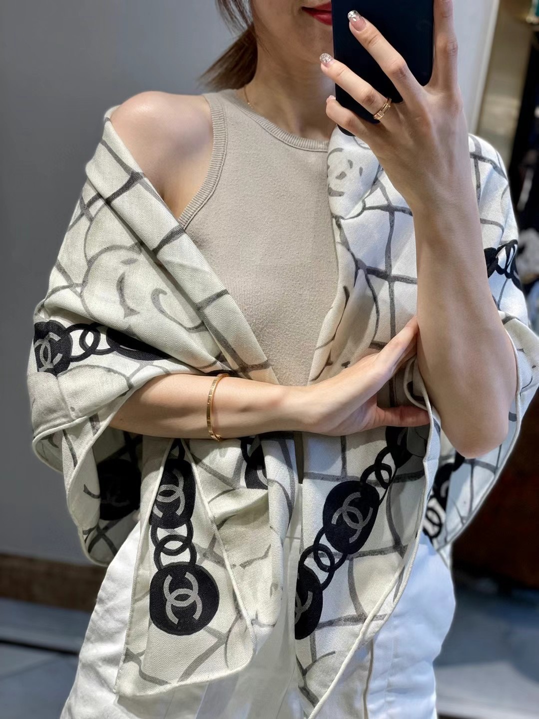 NO:169335,[Salute to the classics] coco Chanel camellia, no need to speak too much, everyone you love understands, this year we upgraded all aspects, choose gold size 110*110, the front and back colors, use quality to achieve classics, keep the classics forever, high-version scarf, chanel, gold19860909【致敬经典】 coco Chanel 山茶花  无需过多言语 爱的人都懂 今年我们升级各方面 选用黄金尺寸110*110 正反面同色 用品质成就经典,将经典永留存,高版本围巾,chanel,gold,scarf