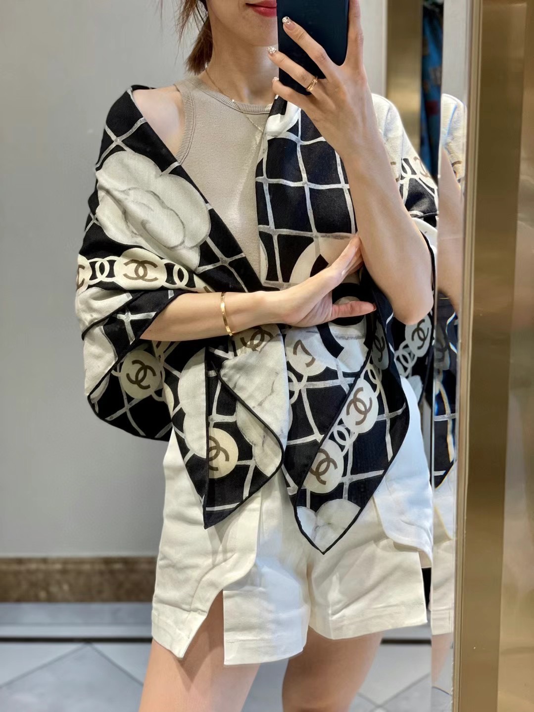 NO:169337,[Salute to the classics] coco Chanel camellia, no need to speak too much, everyone you love understands, this year we upgraded all aspects, choose gold size 110*110, the front and back colors, use quality to achieve classics, keep the classics forever Three-color spot, high-version scarf, chanel, gold19860909【致敬经典】 coco Chanel 山茶花  无需过多言语 爱的人都懂 今年我们升级各方面 选用黄金尺寸110*110 正反面同色 用品质成就经典,将经典永留存 三色现货,高版本围巾,chanel,gold,scarf