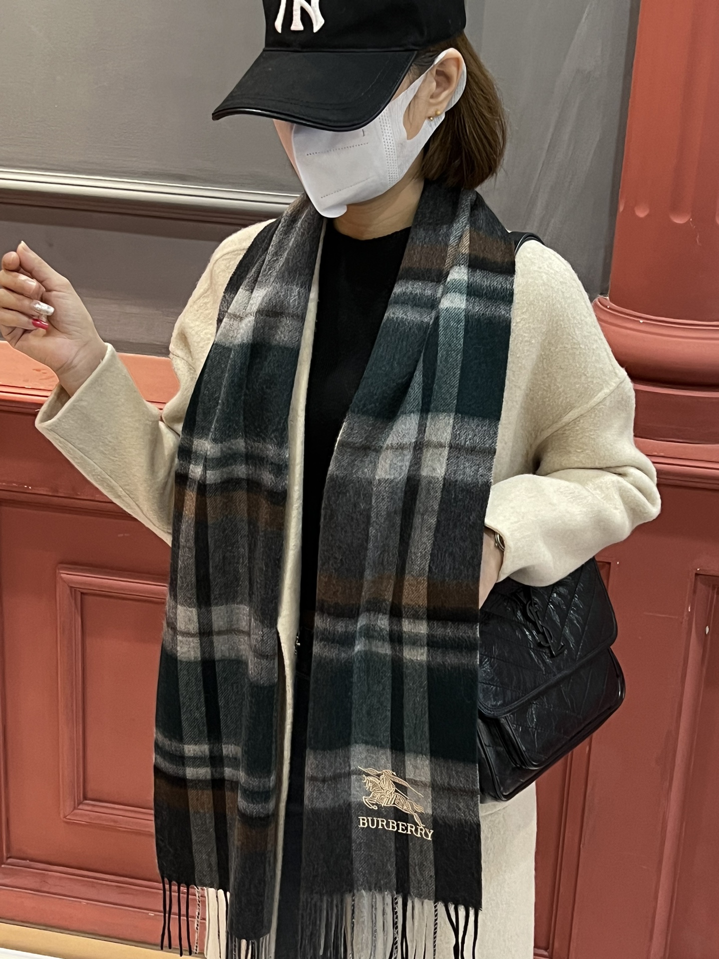 NO:169339,Recommended Burberry New Products ·Couple Style Cashmere Scarf is a top-notch cashmere fiber that takes time and effort, soaked in clear spring water to make the cashmere fiber present a unique fluffy texture, and the feel is so delicate. Only by using the lightweight velvet process can it have a luxurious and soft surface luster. The water ripples are really beautiful. The touch is like a baby's skin. Soft and glutinous. The feel is full of delicate fluff. It has always been synonymous with continuous excellence. This price is absolutely 100% affordable gift gifts and is good!  Absolutely good product, specifications 32*180 cm, ingredient cashmere, high-version scarf, burberry19860909重磅推荐巴宝莉 新品 ·情侣款 羊绒围巾臻选上乘的山羊绒纤维,耗时耗力,再以清泉水浸泡涤荡,使羊绒纤维呈现出独特的蓬松质感,手感才如此细腻,采用轻缩绒工艺,才有奢华柔和的表面光泽水波纹真的太美好了,触感犹如婴儿的肌肤 软软糯糯 手感满满地都是细腻的绒毛一直是精益求精的代名词,这个价格绝对百分之百的实惠送礼自留都不错！绝对好货 规格32*180 cm,成分羊绒,高版本围巾,burberry,scarf