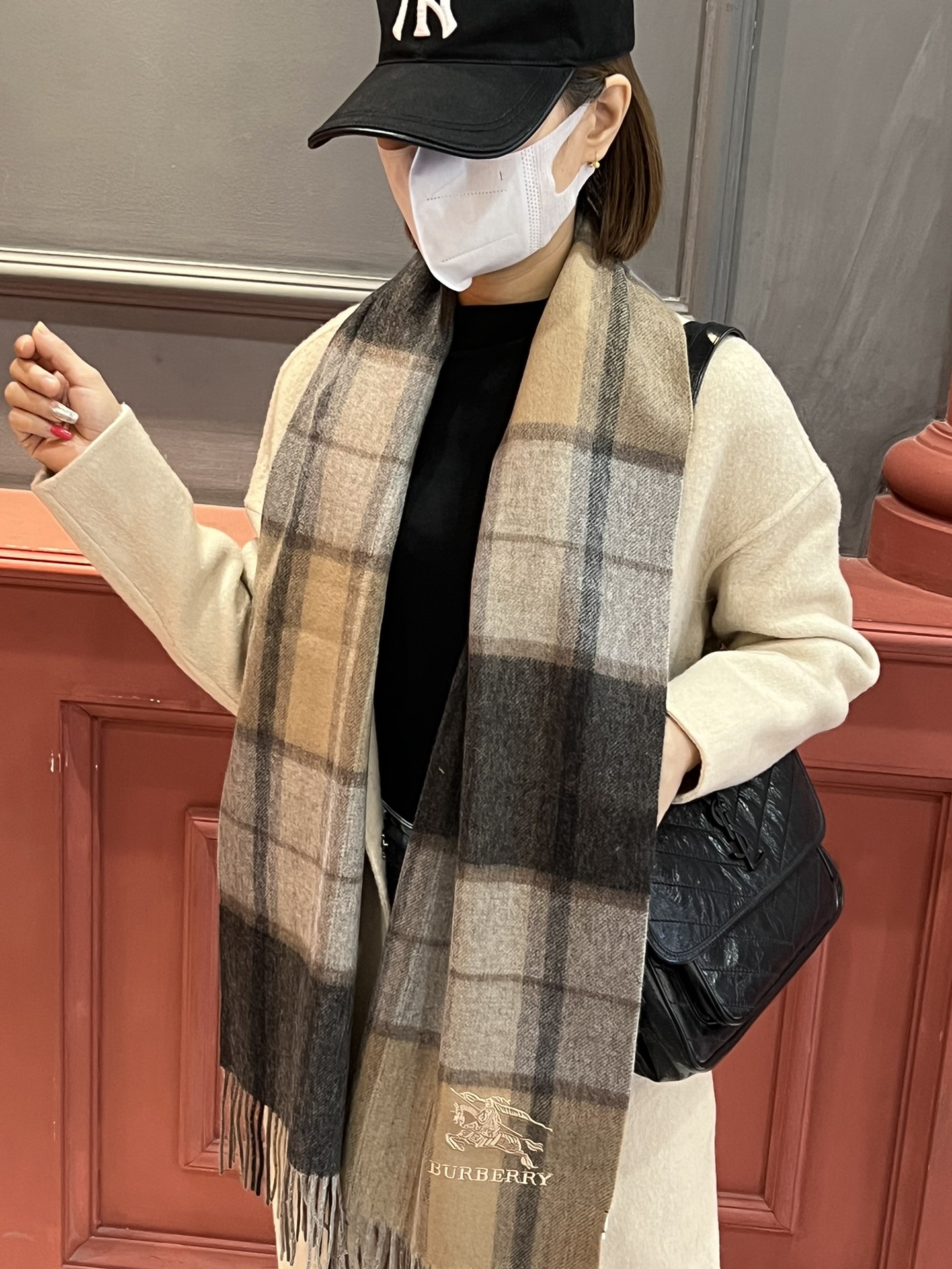 NO:169341,The latest model of the new Burberry large square plaid. The top lamb velvet material is very warm. It is soft and skin-friendly. It does not tie the neck. The classic Burberry plaid design is also full of high-end style. It is a great choice for people to keep it for themselves. The plaid for men and women will never go out of date. The size is 32*192cm neutral model. Men and women choose their own color. Everyone should have a high-end scarf.19860909新款巴宝莉大方格子最新款 顶极羊羔绒材质非常保暖 柔软亲肤,不扎脖经典巴宝莉格纹设计,加上巴宝莉专属刺绣logo真的是满满的高级感,送人自留都是极好的选择,男女通用情侣款格子永远不会过时,尺寸32*192cm中性款男女各自选择自己中意的颜色人人都应该拥有一条,高版本围巾,burberry,scarf