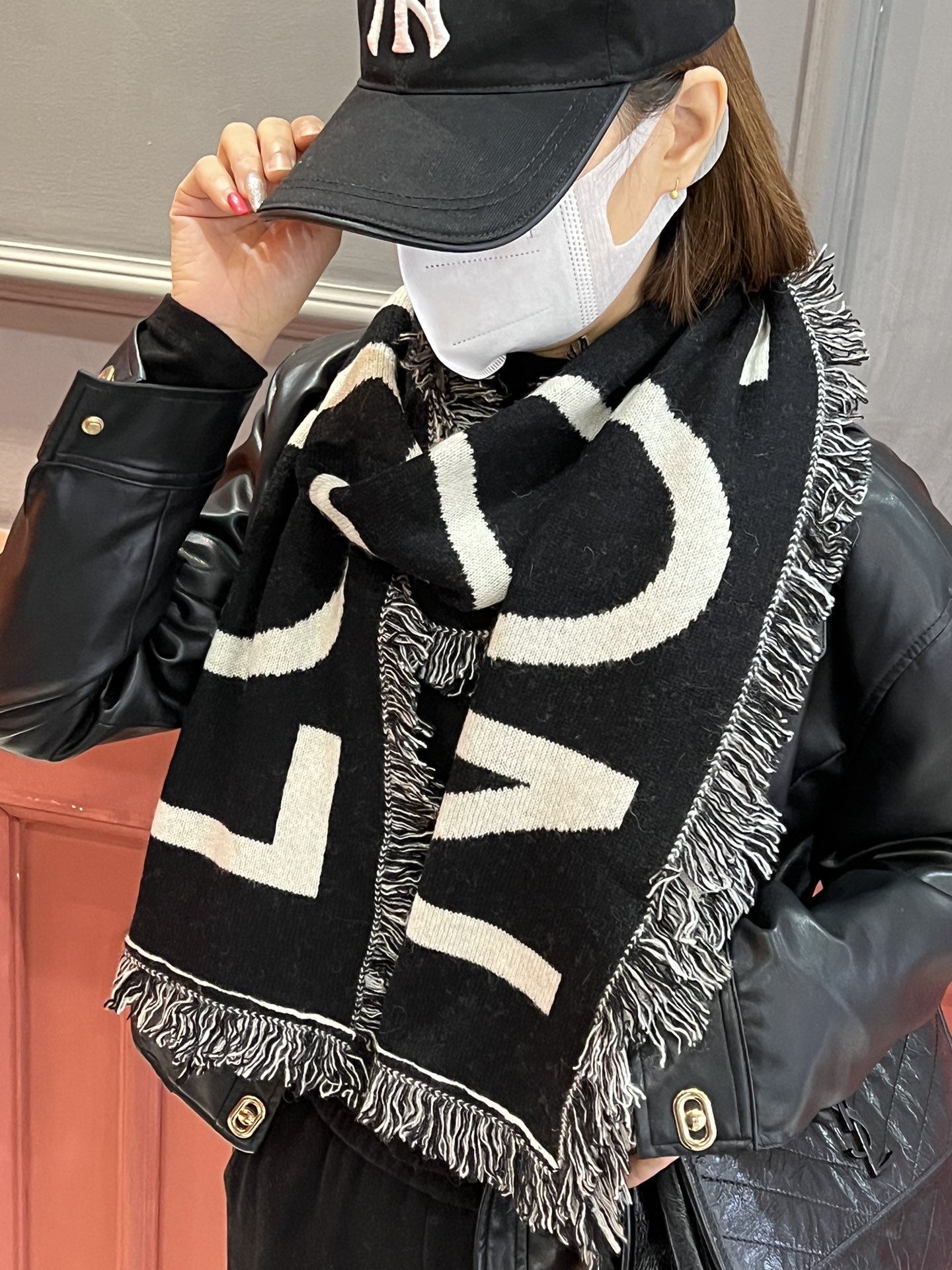 NO:169677,Rare high-end couple style, LV very formal scarf~ fabric loves, very soft, delicate, comfortable, atmospheric and simple, super good-looking male god color, any boy will like, the small logo is very exquisitely embellished, with texture not ostentatious~ Synchronous counter, classic couple style 33cm wide 50 wool cashmere scarf for men and women, specifications 30*190cm with formal wear or casual wear, it is perfect for folding or circle, gentlemanly and stylish, with two colors of warm demeanor., high-version scarf, louis vuitton19860909难得的高端情侣款款,LV 非常正的围巾~面料大爱,非常柔软细腻舒服大气简约,超级好看的男神配色,任何男生都会喜欢的款吧,小小Logo非常精致的点缀,有质感不张扬~同步专柜,经典情侣款的33cm宽50羊毛羊绒围巾男女通用款式,规格30*190cm搭配正装或者搭配休闲装都很合适~对折挂围或者绕圈围都完全可以,绅士有型~有温度的风度两个色.,高版本围巾,louis vuitton,scarf