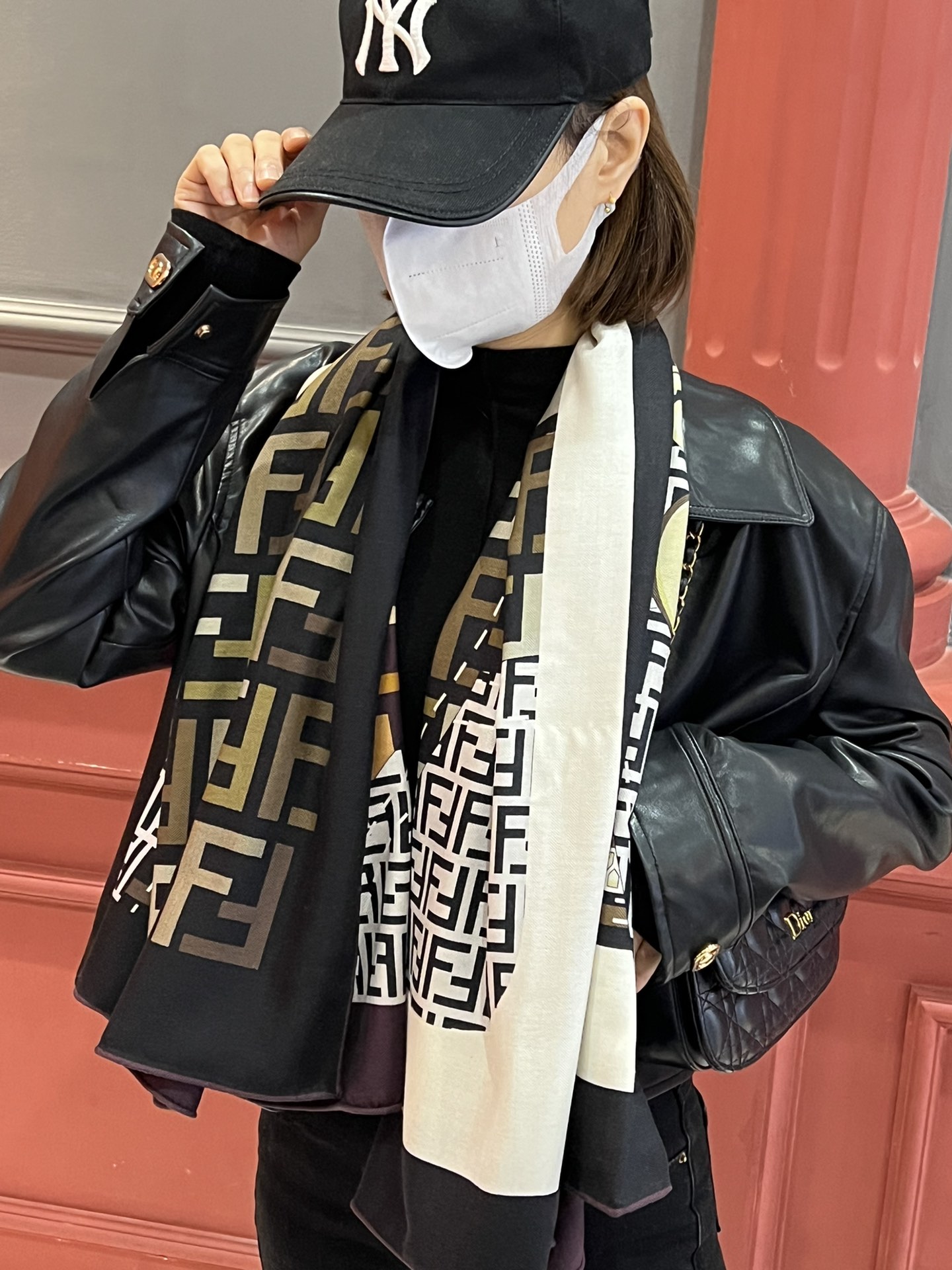 NO:169701,FD counter synchronized new model [FF strap jewelry double-sided 140] Double-sided different color cashmere printed square scarf has a special tone. It uses silk cashmere fabric with excellent texture and is decorated with FD classic double FF LOGO printing, keep high-end goods [Start channel goods new style counter synchronized] This size is not big or small, especially easy to match, high-end quality is super easy to get, high-end quality you will know when you get it, high-end details, what you see is what you get heavy and huge VIP customers must enter Recommended size 140*140 square scarf, 70 cashmere silk, especially recommended, high-version scarf, real silk19860909FD专柜同步新款【FF包带饰品双面140】双面异色羊绒印花方巾特别有腔调.采用质感上佳的丝羊绒面料并饰有FD经典双FF LOGO印花,自留高端牛货【渠道尖货 新款 专柜同步】这个size不大不小特别好搭配,品质超级好拿到手就会懂的高端品质,高端细节所见即所得重磅巨献VIP客户必入推荐尺寸140*140大方巾,70羊绒真丝,特别推荐,高版本围巾,real silk,scarf