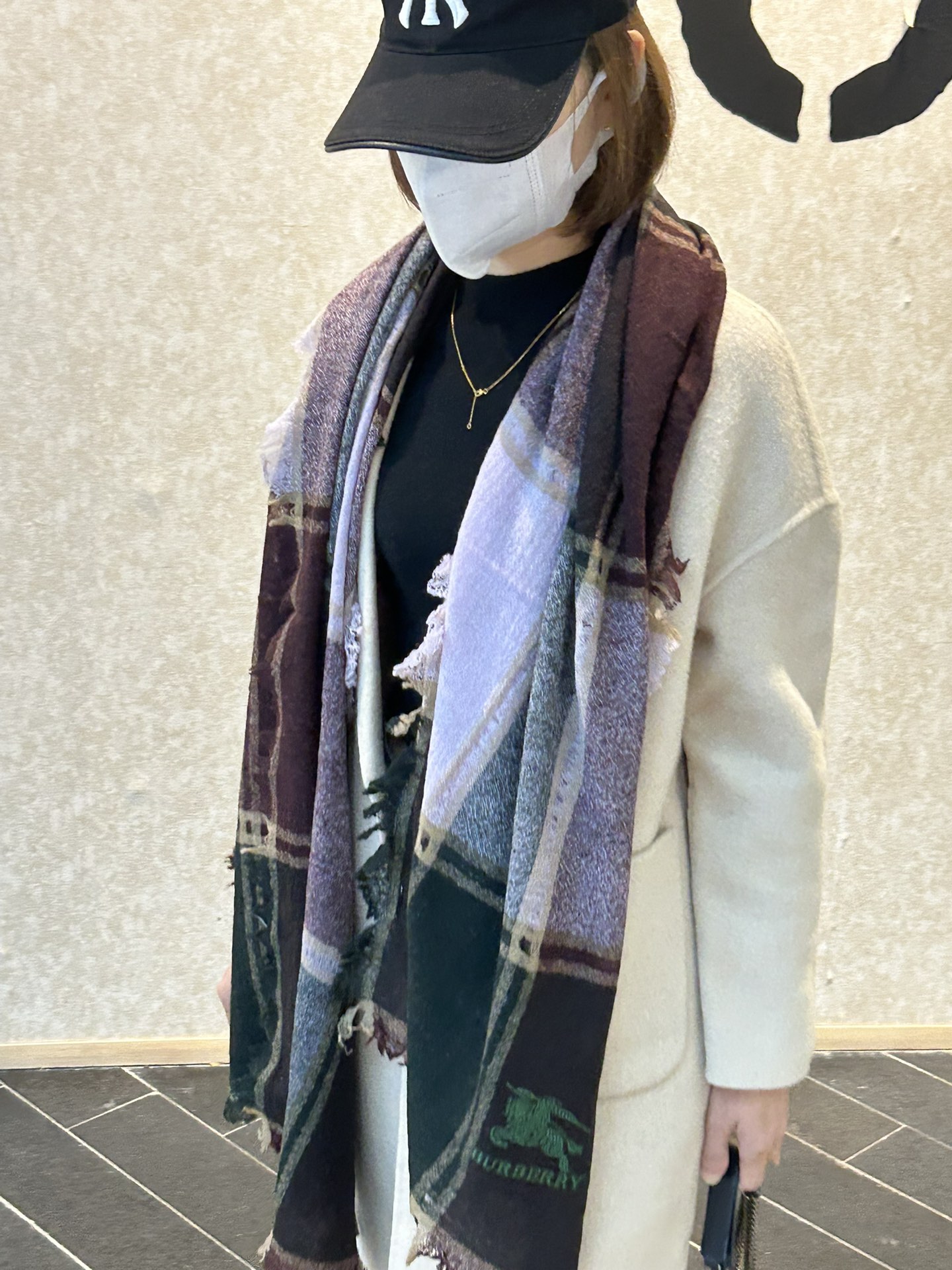 NO:169707,The ruthless product is coming. The classic Burberry model is launched with a heavyweight launch. The fixed-woven lamb velvet ring velvet fabric scarf, the classic hollow scarf has an extremely silky feel and the upper body is super comfortable!  !  The classic war horse logo embroidered by B's family is complete with tags, gifted to others, bring it to yourself, absolutely high-end!  !  Extremely recommended!  !  Size210*80cm, high-version scarf, burberry,ring19860909狠货来袭巴宝莉经典款重磅推出 定织羊羔绒戒指绒面料围巾,经典镂空围巾 手感极其丝滑,上身超级舒服！！绣有B家经典战马LOGO 吊牌齐全 送人 自带 绝对高大上！！极致自留推荐！！Size210*80cm,高版本围巾,burberry,ring,scarf