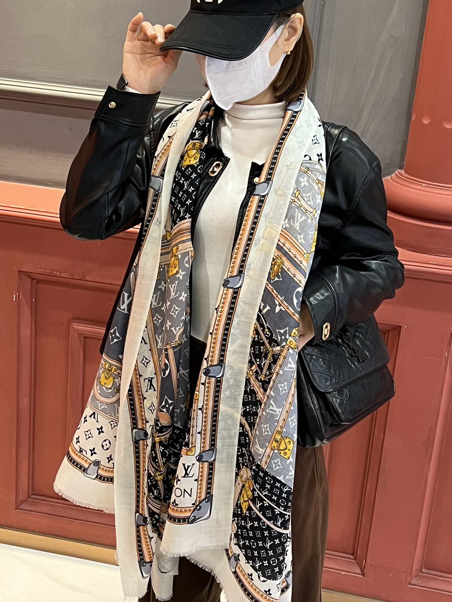 NO:169712,The latest top-level design of the new L 23 is so beautiful, it really praises the real thing. The shawl is printed and painted in a very good way. The details can be seen. The whole scarf gives people a big brand aura and is very exquisite and high-end VIP recommendation is definitely worth buying. Size 100x200cm, cashmere, high-version scarf, shawls19860909上新L 23最新款顶级设计太美了,真心赞实物真心美 披肩配以印花无论设计喷绘都是非常到位细节都可见整个围巾给人大牌气场的同时又非常精致高端VIP推荐绝对值得入手尺寸100x200cm,材质羊绒,高版本围巾,shawls,scarf