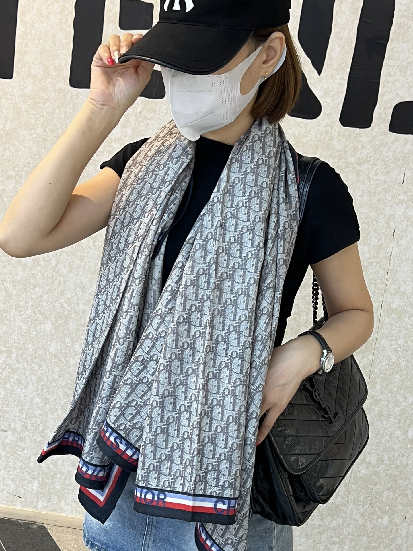 NO:169721,The latest counter model of the new Dior [D-Border Old Flower 140] The order private flow of the order that is easy to match on vacation and daily life] I want to go on vacation and go outfits very well. I look so energetic and needless to say, the details can be seen clearly, and the high-standard quality 140*140 large scarf, high-version scarf, dior19860909上新Dior最最新的专柜主打款【D边框老花140】 度假及日常都非常好搭配的款订单私流】一看到就想去度假平时穿搭也非常好搭配,整个人看起来都会神采奕奕好多不用多说,细节品质都看得清楚,绝对获赞的高规格品质140*140大方巾,高版本围巾,dior,scarf