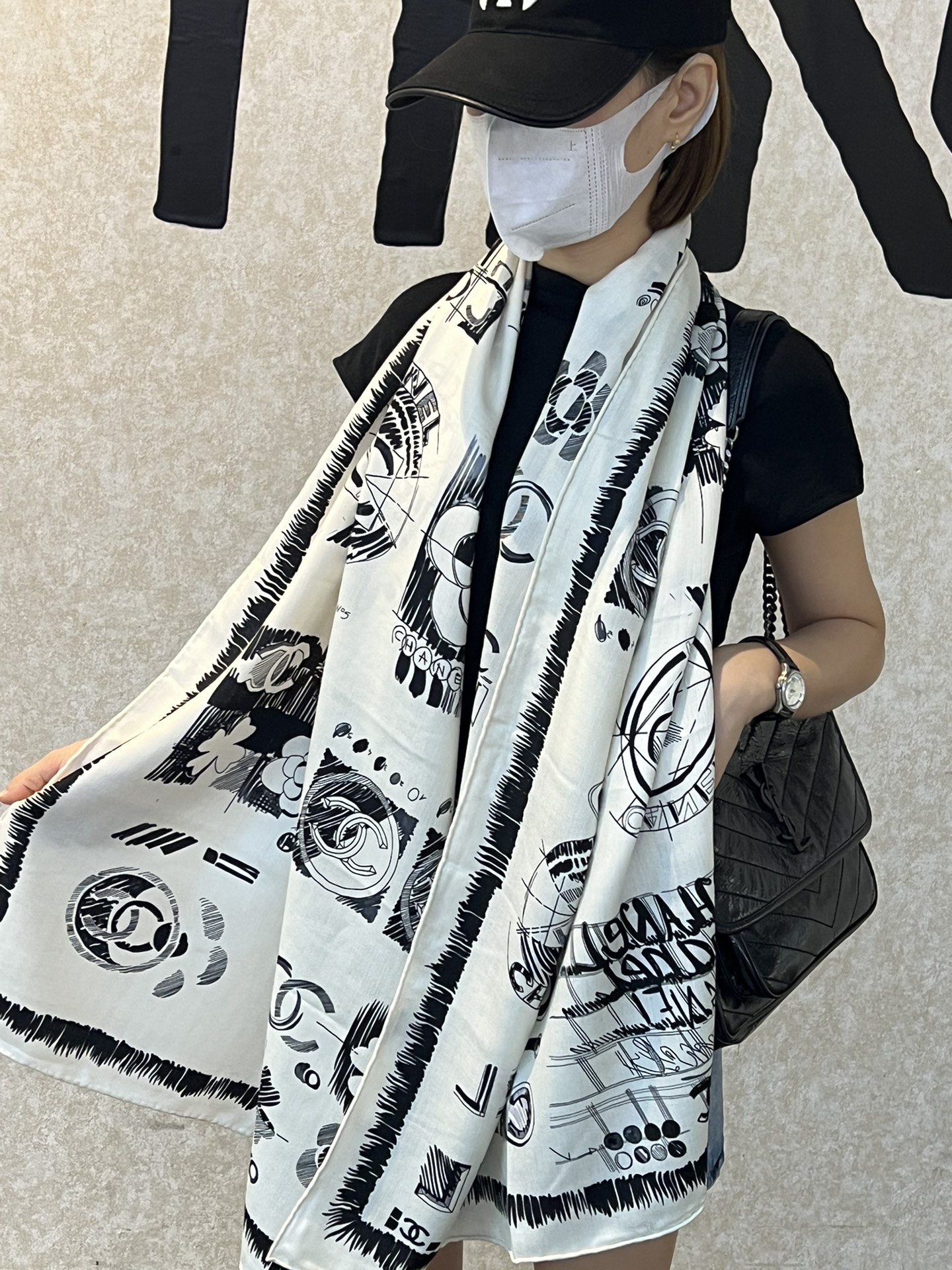 NO:169725,Unparalleled new high quality hand-made curled edge Chanel C black and white always classic 65*185 double-sided same color Two-color new, high-version scarf, chanel19860909无与伦比上新 高品质 手工卷边 Chanel C 黑白始终经典 65*185 双面同色 二色上新,高版本围巾,chanel,scarf