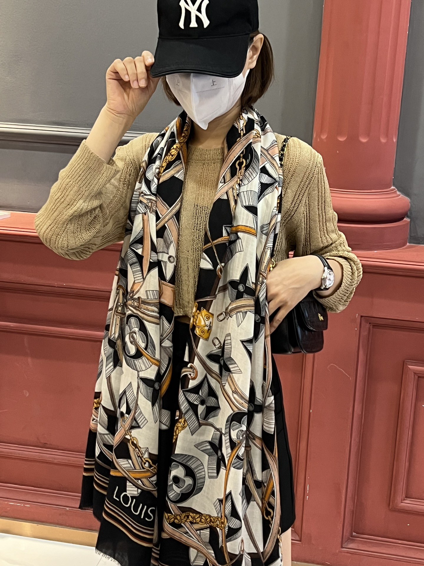 NO:169729,A shiny scarf that will be used to open new products [Double C large letters] Recommended to grab VIP. Be sure to start quickly [High-end, love, pure cashmere, baby feels comfortable to touch, and the beauty of women is very rare. You can use it in all seasons to make people very beautiful. The upper body effect is simply beautiful. The quality is perfect. The whole scarf gives people a big brand aura and is very exquisite and beautiful. It is definitely worth buying a new model. Once you get the real product, you will be glad that you are a beautiful product for women. It is worth evaluating the perfect temperament and taste. Ditails' first choice VIPs. The upper size is 100*200, high-version scarf19860909上新会发光发亮的围巾【双C大号字母】抢VIP推荐 下手一定要快【高端 大爱 纯羊绒 婴儿触感舒服到飞女人尤物 货极少 四季都可以用真心美的让人非常非常心动 上身效果简直美翻了 品质非常完美 整个围巾给人大牌气场的同时又非常精致秀丽绝对值得入手的新款 实物一拿到就会庆幸自己是女人的绝美好货 值得品鉴完美气质品味Ditails首选VIP们 上尺寸100*200,高版本围巾,scarf