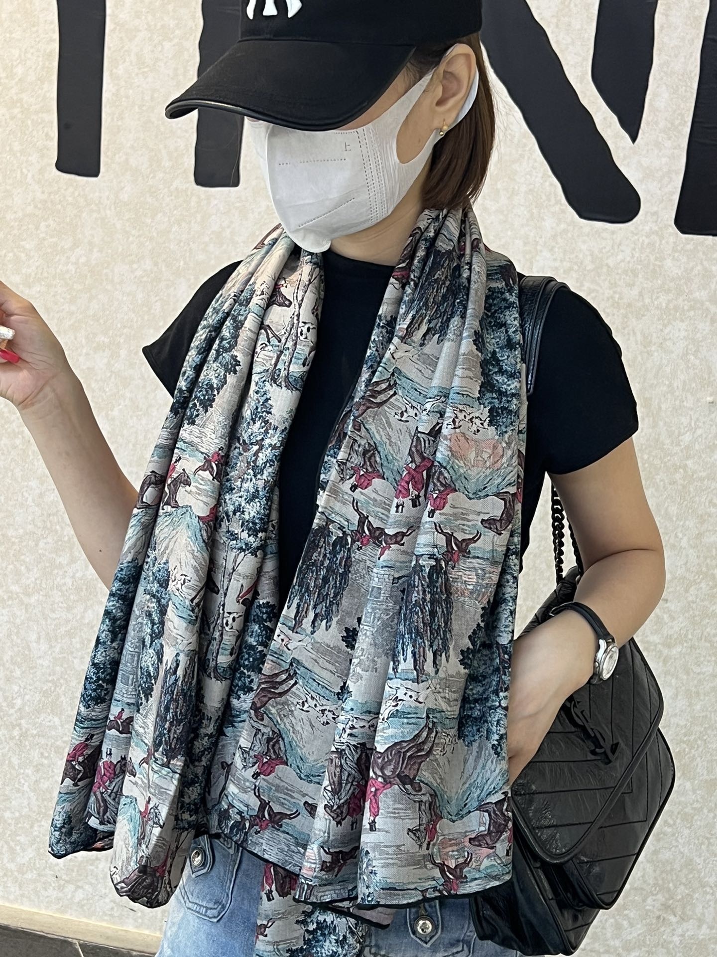 NO:169732,Heme*S Vip Limited [Downton Abbey] [Integrated embroidery visual effect for the first time] Explain what a high-end luxury product is ~~ Double-sided alien-colored velvet square scarf is extraordinary, high-end and has aura!  !  】It's very proud!  A H autumn and winter item that will always add points!  All kinds of dressing styles can collide with her to create a different upper body effect!  It’s really super good tone in terms of color matching or design!  Any surroundings are already very, very beautiful!  No matter how you surround yourself, you will be beautiful in temperament!  Good-looking things, non-black things, and temperament things!  !  !  I really love you. I look very energetic after I put on my body and shine. It is suitable for all kinds of figures, ages, and body shapes. No matter who you are a little bit, you will feel that your temperament has improved by several levels!  Size and specifications 140*140cm top-grade herringbone silk cashmere square scarf!  , High-version scarf, Real silk19860909Heme*S Vip限定【唐顿庄园】【首次融入刺绣视觉效果】 诠释什么叫高端顶奢产品～～双面异色丝绒方巾 卓尔不凡,高级有气场！！】非常抬人！永远加分的H秋冬单品！各种穿衣风格都可以和她碰撞出别样的上身效果！真的无论是配色还是设计,上身都超级有调性！随便围围就已经非常非常非常美！怎么围都是气质美美的！好看的东西,不突兀的东西,气质的东西！！！真的是爱了,上身后特别显精神,光彩照人,适合各种身材,各种年龄,各种体型,无论谁,稍微一围就会觉的自己的气质提升好几级！尺寸规格140*140cm顶级人字纹真丝羊绒方巾！,高版本围巾,real silk,scarf