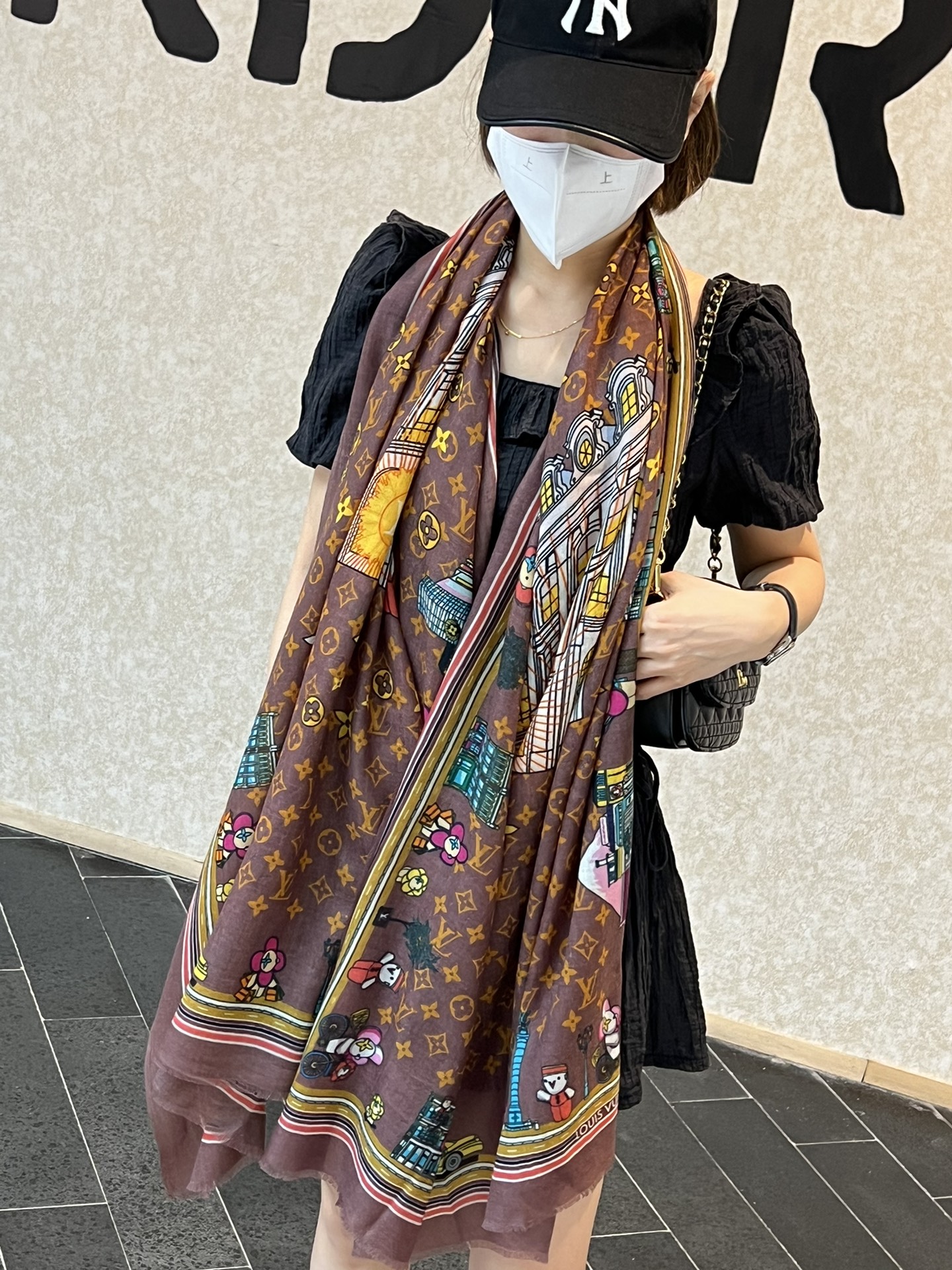 NO:169736,The cashmere long scarf is on the market. The cashmere long scarf counter has a vivid color in the synchronous inkjet process. The quality is super good, the heavy and huge VIP customers must enter, strongly recommended, the hand is slow, don't go to the counter to buy it absolutely the same price, the price is really good, this size is not big or small, it is very easy to match, the quality is super good, you will understand the high-end quality, what you see is what you get, the heavy and huge VIP customers must enter, 110*200cm, top cashmere long scarf, high-end scarf19860909牛货上啦真心赞薄羊绒长巾本款 羊绒长巾专柜同步喷墨工艺呈现鲜活色彩.品质超级好重磅巨献VIP客户必入推荐强烈推荐手慢无千万别去专柜买绝对一模一样价格真心好,这个size不大不小特别好搭配,品质超级好拿到手就会懂的高端品质,高端细节所见即所得重磅巨献VIP客户必入推荐110*200cm,顶级羊绒长巾,高版本围巾,scarf