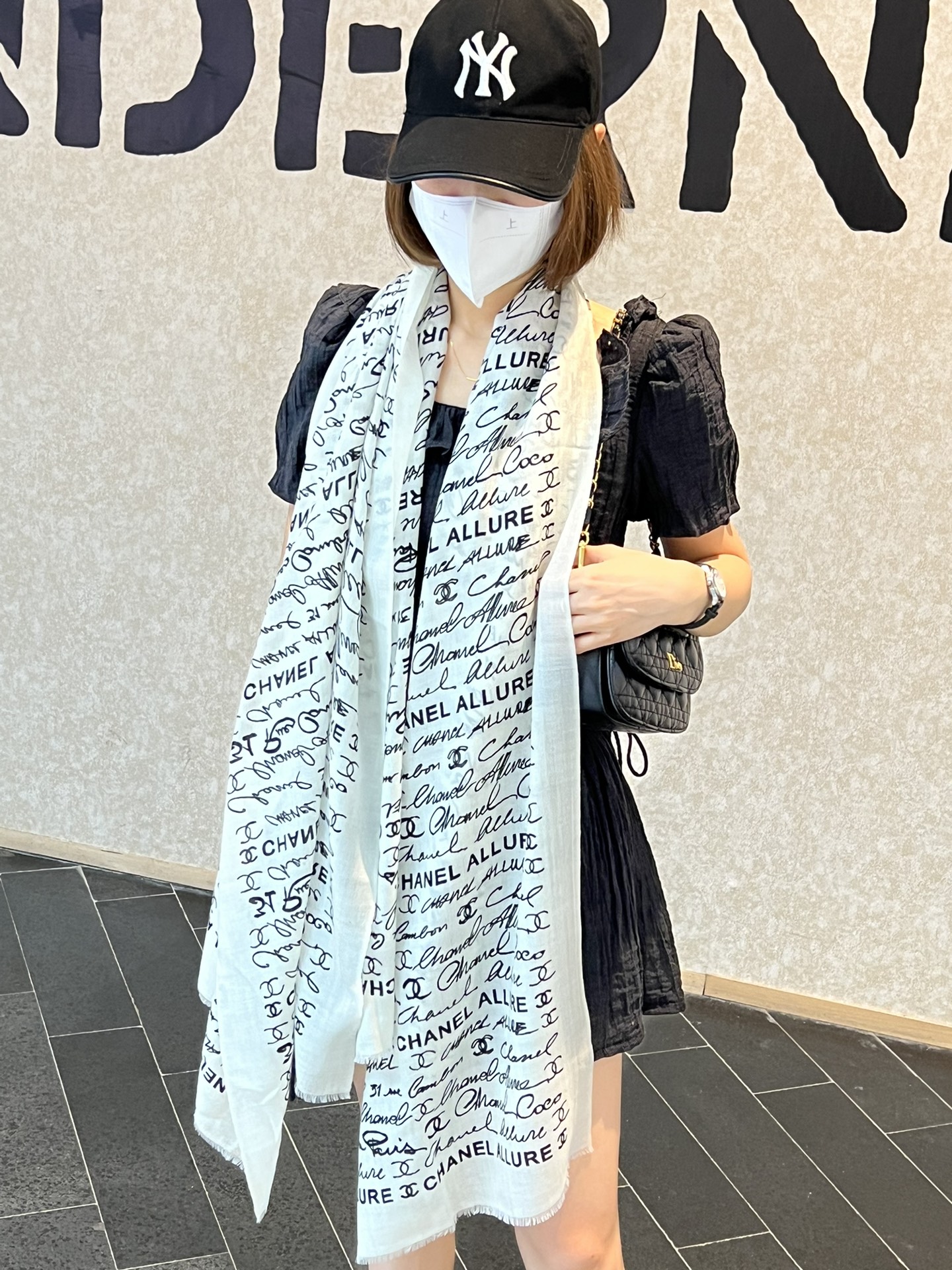 NO:169744,Grandma Xiang’s home [Xiaoxiang’s hand-painted logo scarf] Recommended to grab VIP, be sure to start quickly [High-end, Big Love, Top-level pure cashmere, Baby feels comfortable to touch, Female beauty, You can use it in all seasons to make people very beautiful, The upper body effect is simply beautiful, The quality is perfect, The whole scarf gives people a big brand aura and is very exquisite and beautiful, which is definitely worth buying. Once you get the real thing, you will be glad that you are a beautiful product for women. It is worth evaluating the perfect temperament and taste Ditails’ first choice VIPs on 200*110 Top-level pure cashmere, high-version scarf19860909香奶奶家【小香手绘标志长巾】抢VIP推荐 下手一定要快【高端 大爱 顶级纯山羊绒 婴儿触感舒服到飞女人尤物 货极少 四季都可以用真心美的让人非常非常心动 上身效果简直美翻了 品质非常完美 整个围巾给人大牌气场的同时又非常精致秀丽绝对值得入手的新款 实物一拿到就会庆幸自己是女人的绝美好货 值得品鉴完美气质品味Ditails首选VIP们 上200*110 顶级纯山羊绒,高版本围巾,scarf