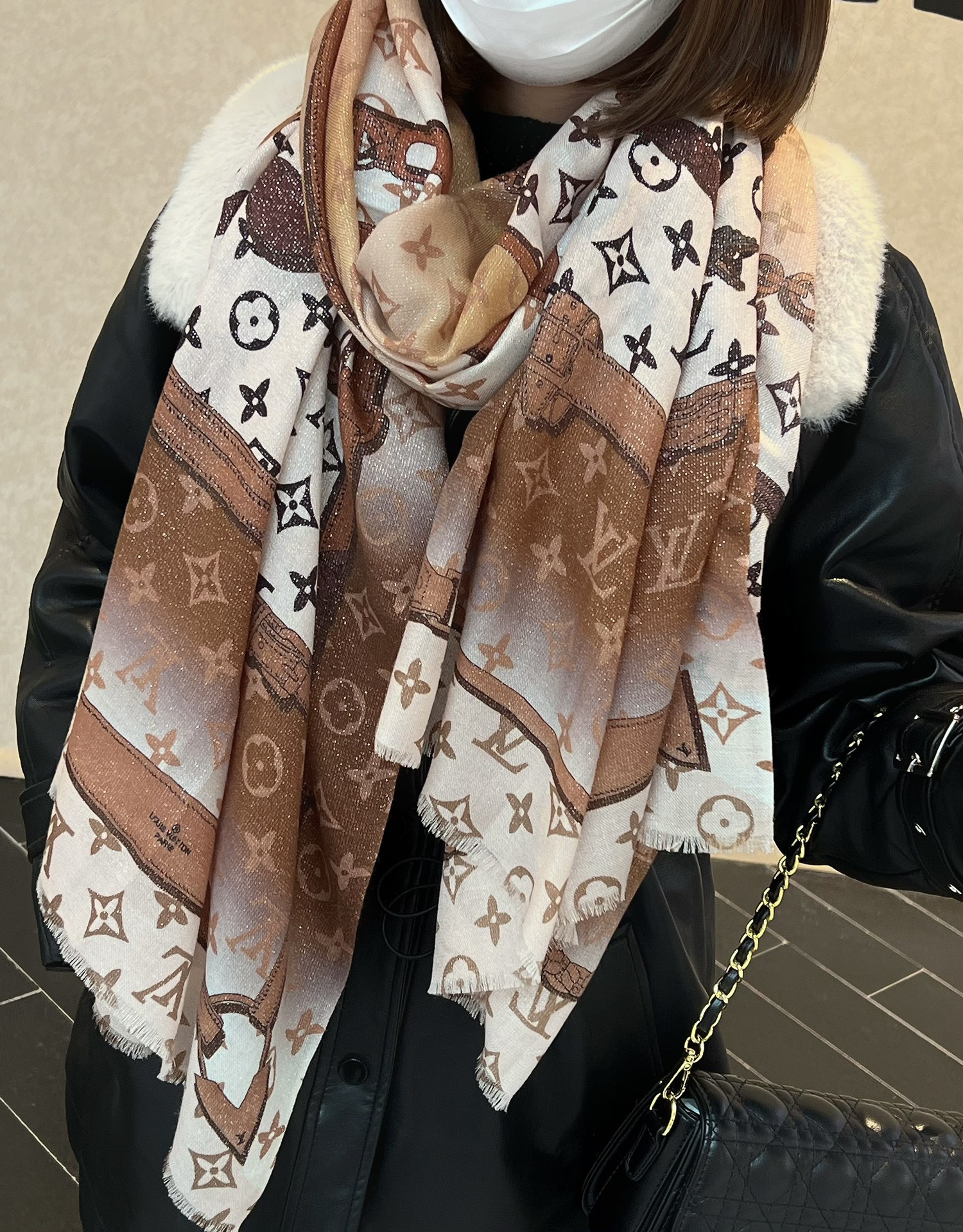 NO:170390,The new limited series of scarves that will shine in spring has arrived. The original original LV product. The main style of early autumn is. Wearing Le Tout Paris long scarf LV luggage and the logo at the bottom is rich in details, making it more feminine. A real palace-level scarf, the latest Italian catwalk, 110× cashmere long scarf, you can visit the counter first and try it out before you come. If you miss it, you can only go to the counter., high-version scarf, louis vuitton19860909会发光发亮的围巾开春新款限定系列爆款到啦LV原单正品.早秋主打款.佩戴Le Tout Paris长巾LV箱包和底部的标识丰富细节,更富女性魅力.真正的殿堂级围巾,意大利最新走秀款 ,110×羊绒长巾可以先去专柜参观试戴后再来.错过了只有去专柜啦.,高版本围巾,louis vuitton,scarf