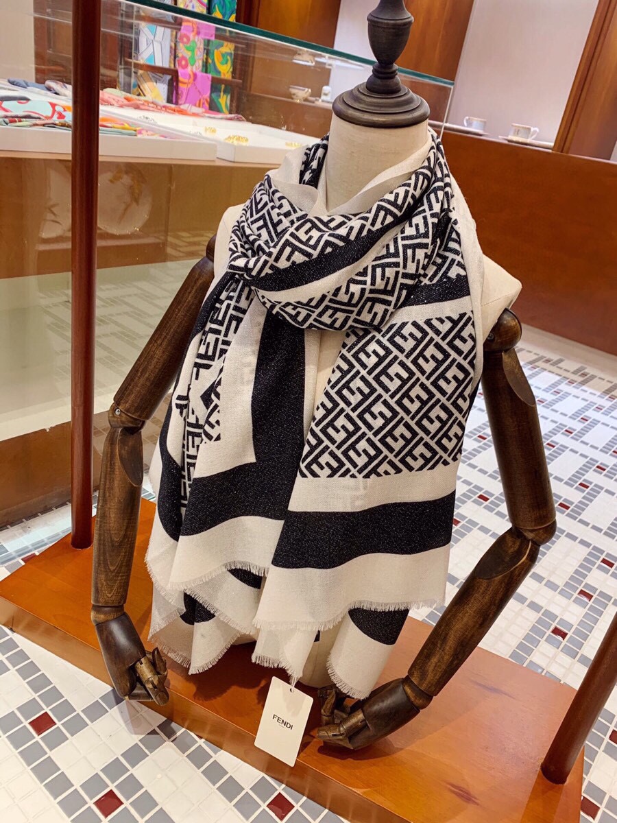 NO:170377,The shawl of the flash goddess, dazzling and dazzling】Fendi's fairy-level good thing!  !  !  It is very difficult to make a simple style!  The style, softness, feel and so on are superb!  The ring velvet is inlaid with soft imported metal wire, which is like wearing the most dazzling and beautiful stars on your body. This piece can be worn out with the beauty of your yearning in everyday tiny fireworks!  In short, you will understand the essence and essence in seconds when you get it!  !  Size 100*cm specification, two colors., high-version scarf, fendi, ring, shawls19860909闪光女神披肩,璀璨夺目】Fendi神仙级好物！！！简约款做出内涵特别不容易！版型,柔软度,手感等都超级赞！戒指绒镶嵌柔软的进口金属丝,像是把最璀璨美丽的繁星穿上身,这件能在日常的细碎烟火气里,穿出神往的美丽！总之精华跟精髓的东西到手就秒懂！！尺寸100*cm规格,两个色.,高版本围巾,fendi,ring,shawls,scarf