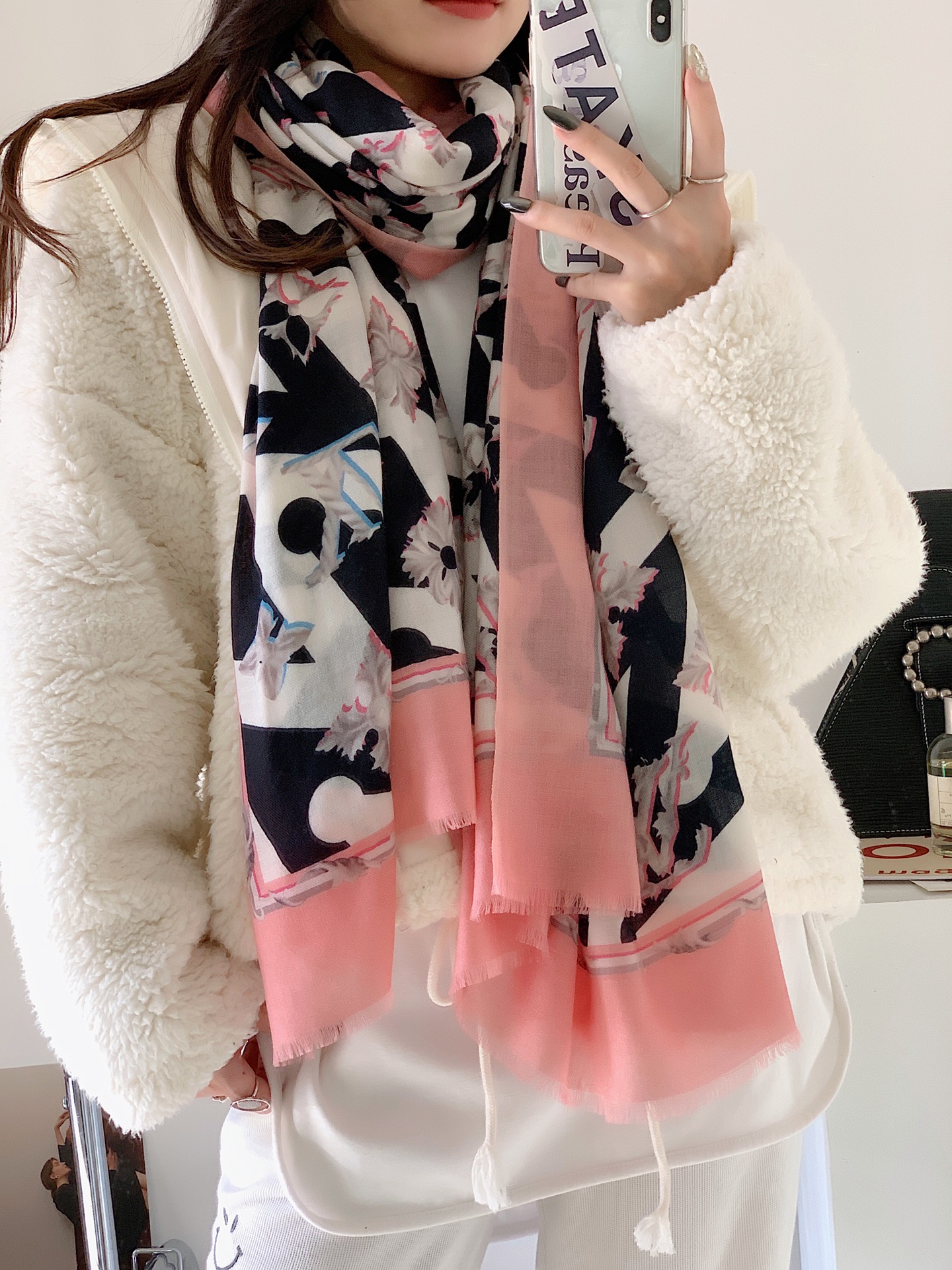 NO:170381,Everyone has also seen this. It’s a very creative scarf. Needless to mention the effect of the upper body, it must be produced!  From raw materials, dyeing to production processes, it is completely based on large goods!  I will never look at the color matching of the computer. The dye is completely proportional to the company, and the color is quite positive!  Giving gifts and using them for your own use will not drop. For this product with 28 and 140, the process is quite mature!  The quality, feel and drooping of the finished product are fine. As for the same sentence, you can compare my goods with other people's goods at will. If my goods are not as good as other people's goods, I will give you the scarf for free. High-version scarf19860909大家也看到了,很有创意的一款围巾,上身效果就不用说了,一定是出片的！从原料、染色到生产工艺,完全按照大货！绝不会看着电脑配色,染料完全按公司配比,颜色相当正！送礼,自用,都不会掉面对于这种28支140支的产品,工艺已经相当成熟！成品的品相,手感,垂感,都没问题.还是那句话,拿到我的货可以随便和别人的货放在一起对比,如果我的货不如别家的,围巾白送你,高版本围巾,scarf