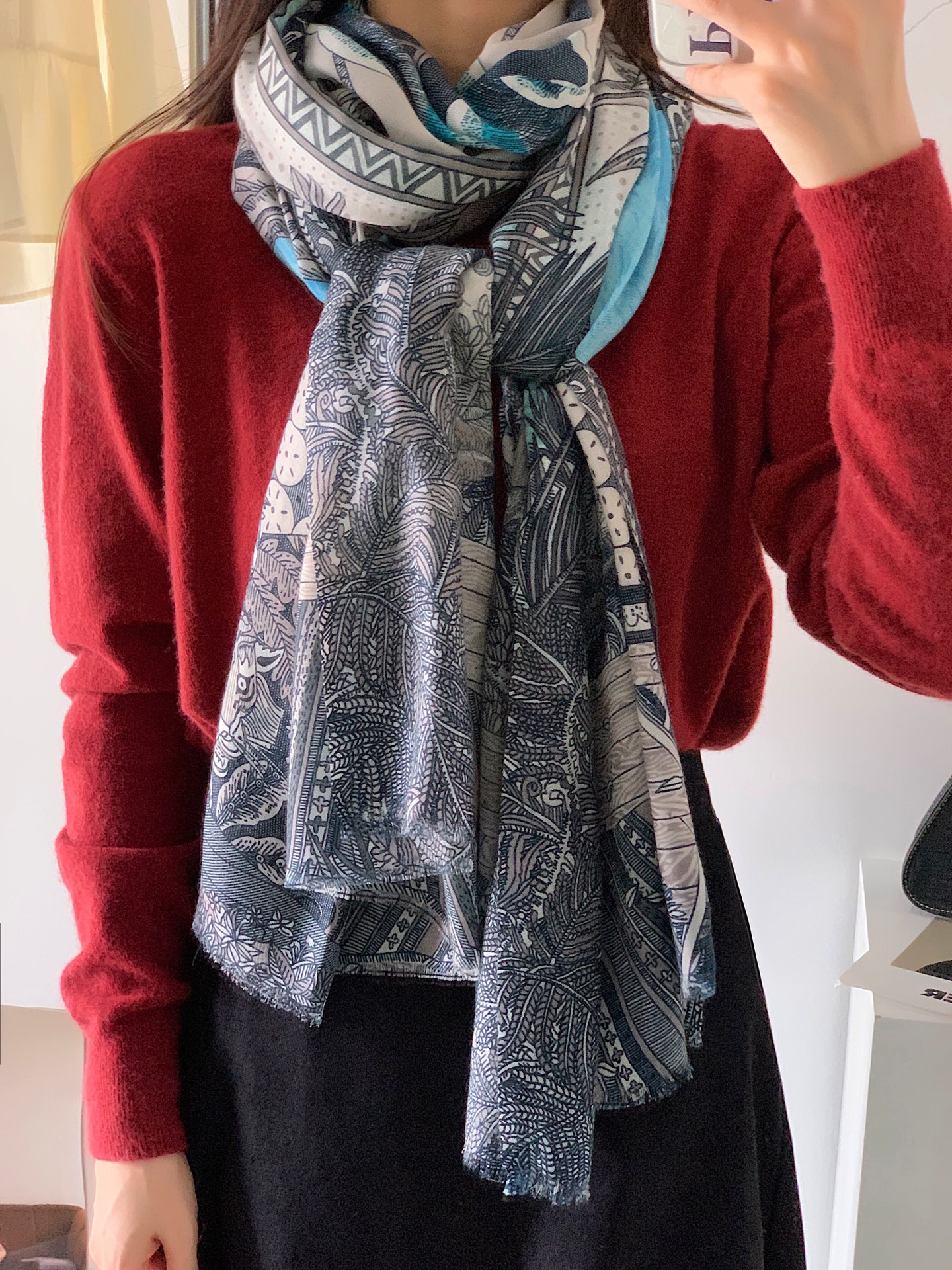 NO:170383,New ~ Hermes The patterns on the market can be of the same style, but the details are really different. The same price, why not choose good or not? You can tell whether it is good or not when you touch the spot. H. Counter. Those who like 1:1 styles can choose. Zhenzong 300 pieces of cashmere. This year's fabric upgrade 100* long scarf. Three-color spot, high-version scarf, hermes19860909上新～～爱马仕 市面上花型可以可以样,但细节真的有差别.一样的价格,为什么不选择好的呢好不好 摸到现货就能知道好坏 H 专柜 喜欢1:1花型的可以选择 真宗300支羊绒 今年面料升级 100*长巾 三色现货,高版本围巾,hermes,scarf