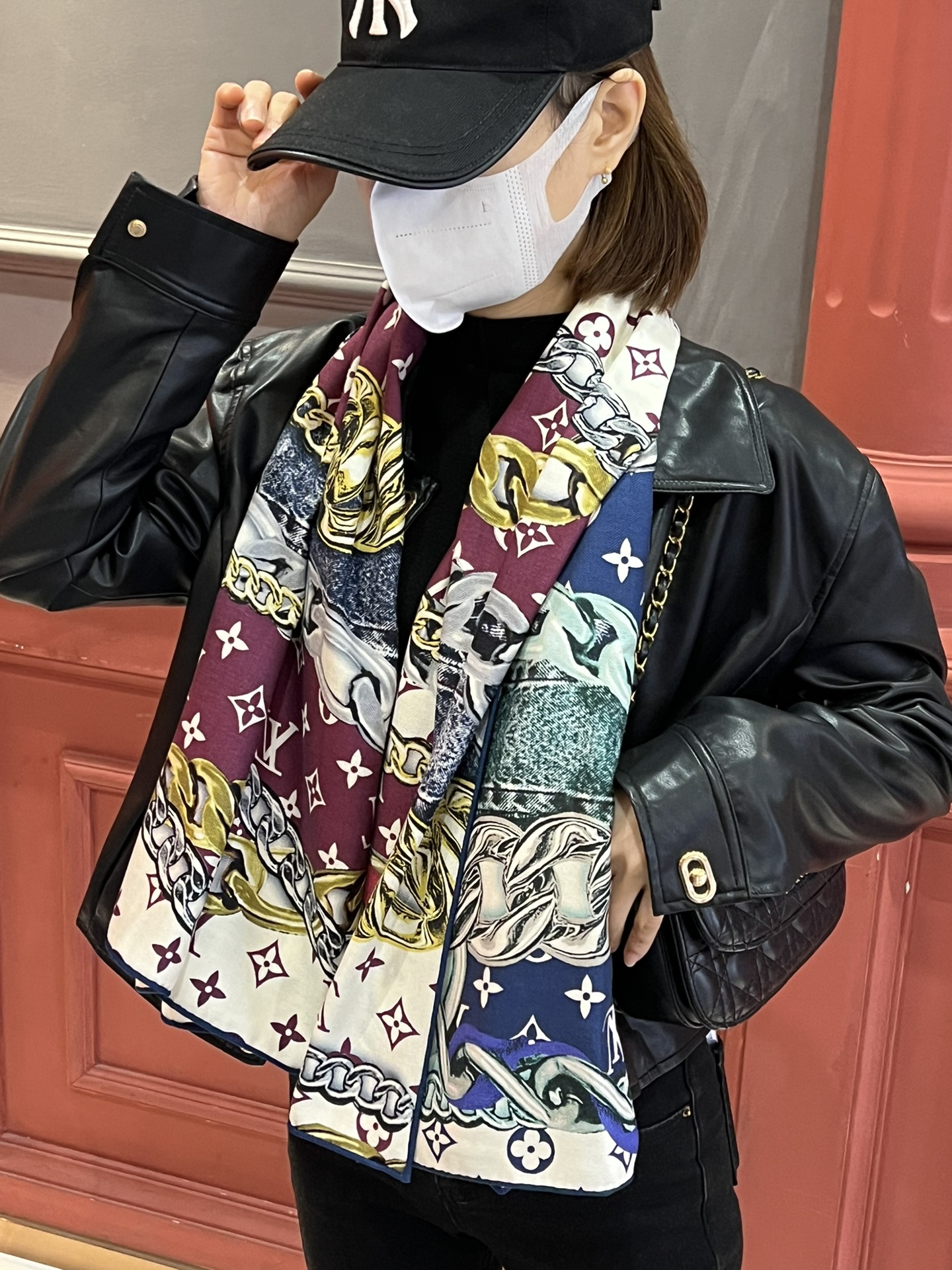 NO:170389,Truely praise the donkey family [L chain pattern double-sided 140] double-sided same-color printed cashmere square scarf, new square scarf picks up the Au-Aura color of the Nouficel capsule series, continues to write the Mixand Srop theme iron story. Monogom pattern becomes the background, Louis Vuitton's classic elements intertwined, clever teaching the brand's fine base leather craftsmanship, silk cashmere printing with hand-made curly edges. It is highly recommended that the hand is slow without this size is not big or small, especially easy to match, the quality is super easy to get, high-end quality, what you see is what you get, heavy and huge VIP customers must enter Recommended size 140*140cm top cashmere, high-version scarf, louis vuitton, louis vuitton, louis vuitton, louis vuitton, louis vuitton19860909真心赞驴家【L链条花纹双面140】双面同色印花羊绒方巾,新款方巾来撷Nouficel 胶囊系列的澳雅色彩,续写Mixand Srop主题铁事.Monogom图案成为背景,路易威登的经典元素交织继绕,巧妙教敬品牌精基皮革工艺,丝羊绒印花搭配手工卷边.强烈推荐手慢无这个size不大不小特别好搭配,品质超级好拿到手就会懂的高端品质,高端细节所见即所得重磅巨献VIP客户必入推荐尺寸140*140cm顶级羊绒,高版本围巾,louis vuitton,louis vuitton,louis vuitton,scarf