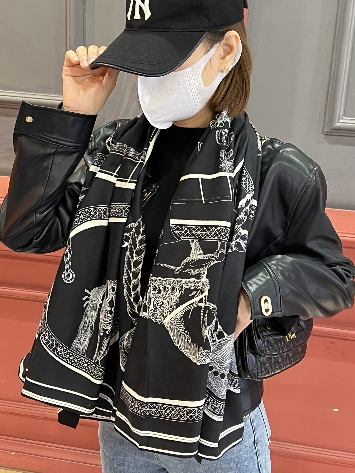 NO:170391,Explain what high-end luxury products are?~Double-sided alien-colored velvet square scarf Hermes [Scarf Adventure] Extraordinary, high-end and aura!  !  】It's very proud!  A H autumn and winter item that will always add points!  All kinds of dressing styles can collide with her to create a different upper body effect!  It’s really super good tone in terms of color matching or design!  Any surroundings are already very, very beautiful!  No matter how you surround yourself, you will be beautiful in temperament!  Good-looking things, non-black things, and temperament things!  !  !  I really love you. I look very energetic after I put on my body and shine. It is suitable for all kinds of figures, ages, and body shapes. No matter who you are a little bit, you will feel that your temperament has improved by several levels!  Size and specifications 140*140cm top-grade herringbone silk cashmere square scarf!  ,High-version scarf,hermes,real silk19860909诠释什么叫高端顶奢产品～～双面异色丝绒方巾 Hermes【丝巾大探险】 卓尔不凡,高级有气场！！】非常抬人！永远加分的H秋冬单品！各种穿衣风格都可以和她碰撞出别样的上身效果！真的无论是配色还是设计,上身都超级有调性！随便围围就已经非常非常非常美！怎么围都是气质美美的！好看的东西,不突兀的东西,气质的东西！！！真的是爱了,上身后特别显精神,光彩照人,适合各种身材,各种年龄,各种体型,无论谁,稍微一围就会觉的自己的气质提升好几级！尺寸规格140*140cm顶级人字纹真丝羊绒方巾！,高版本围巾,hermes,real silk,scarf