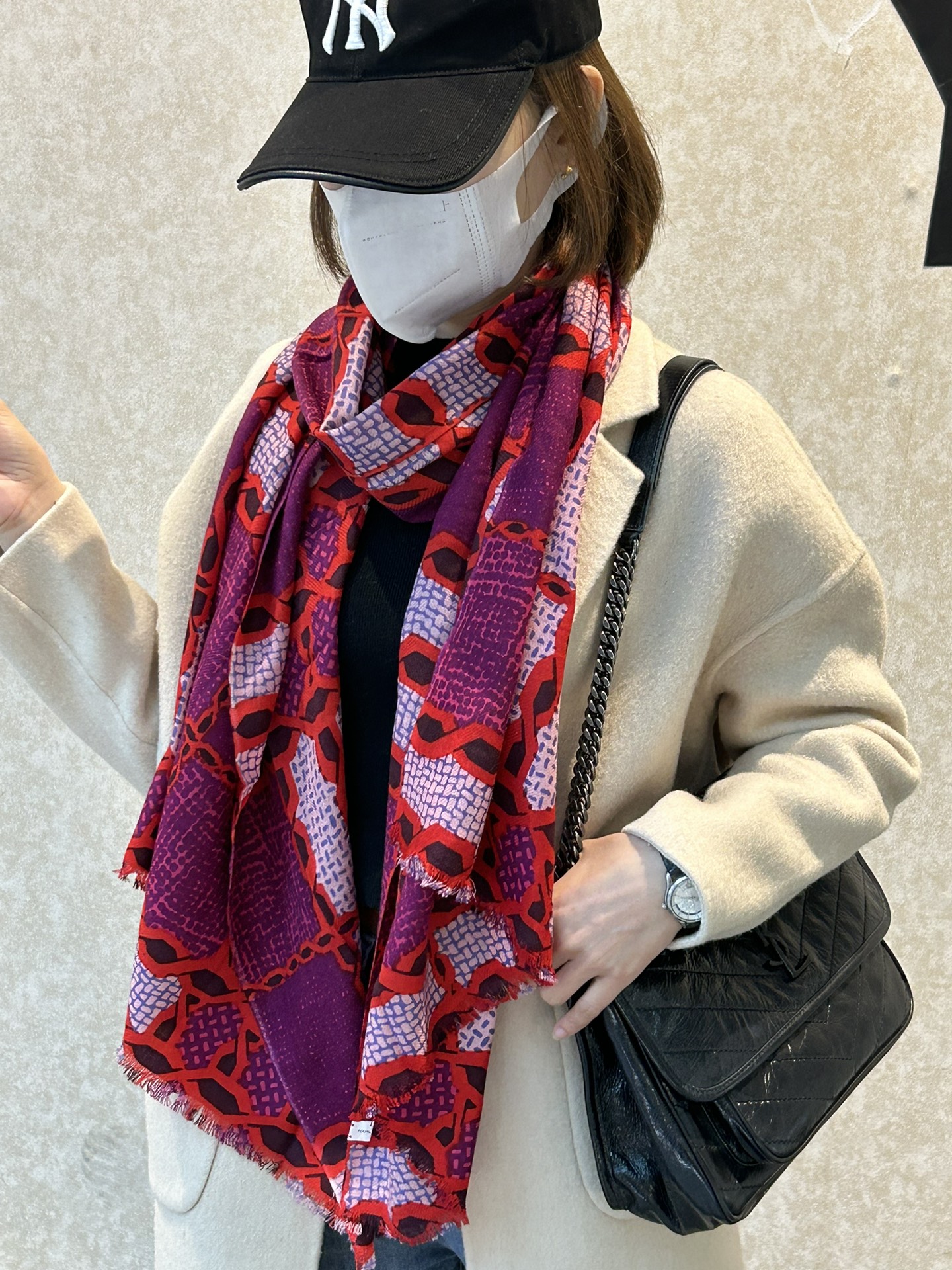 NO:170396,Key recommendations: Burberry's new French counter, exquisite embroidery, elegant and quiet small grid, gives people a more delicate, delicate feeling, softer texture, smoother because of cashmere, although it is 70 width, it is very thin, put aside the heavy, more suitable for most seasons... fold it and put it in a bag at any time [Smile] [Smile] I sincerely recommend everyone to get one. There is always a color suitable for you. My family still continues to use the classic counter manufacturing method [Smile], high-version scarf, burberry19860909重点推荐 巴宝莉法国专柜新货 精美绣标 优雅文静的小格 给人更秀气,精致的感觉 质感更柔 更顺滑 因为采用羊绒的缘故,虽然是70宽度 但非常轻薄 抛开厚重 更适合大部分季节使用…折起来放进包包随时用[偷笑][偷笑]真心推荐人手入一条 总有一色适合你 我家依旧延用专柜经典制造法[得意],高版本围巾,burberry,scarf