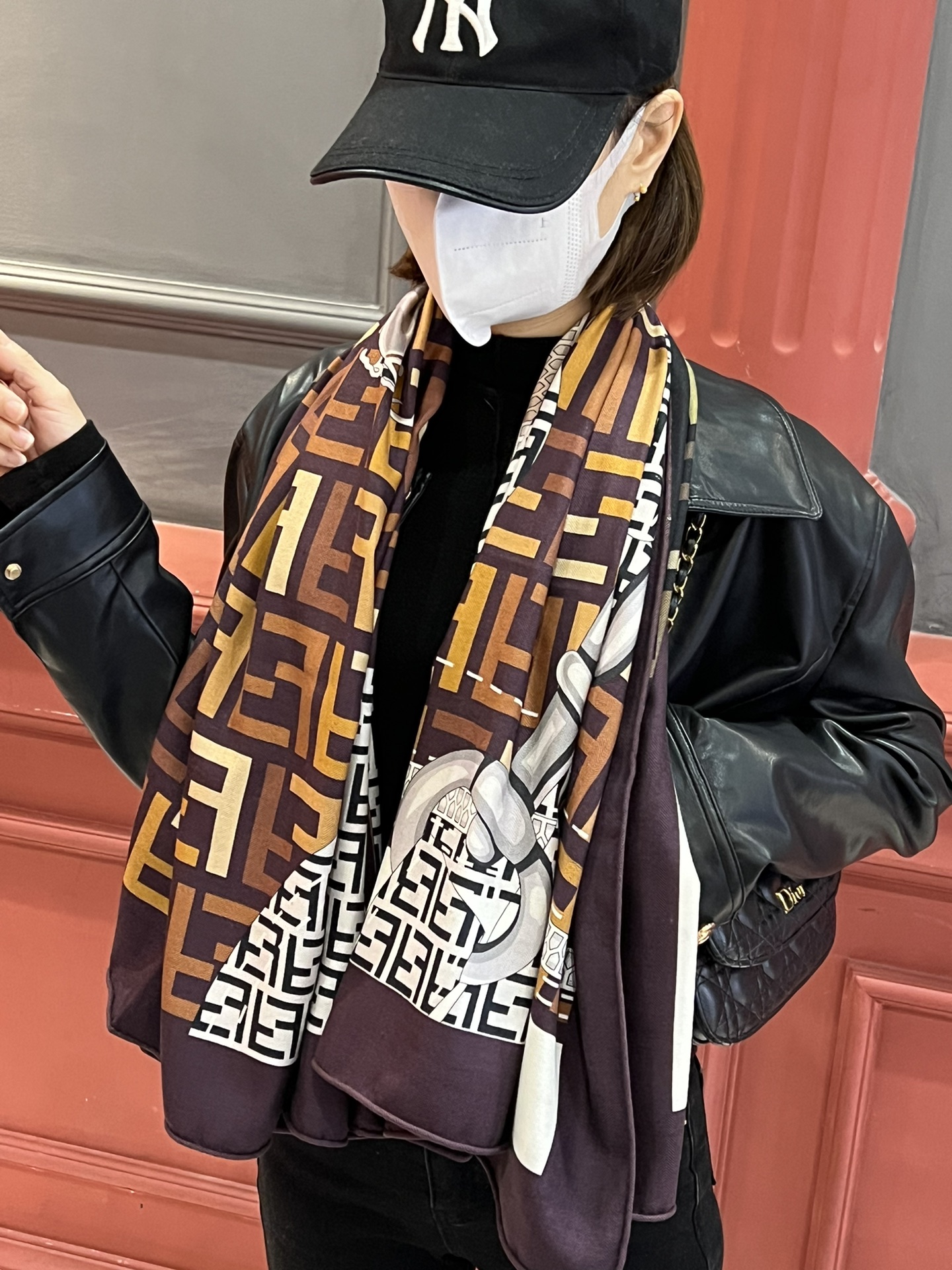 NO:170404,FD counter synchronized new model [FF strap jewelry double-sided 140] Double-sided different color cashmere printed square scarf has a special tone. It uses silk cashmere fabric with excellent texture and is decorated with FD classic double FF LOGO printing, keep high-end goods [Start channel goods new style counter synchronized] This size is not big or small, especially easy to match, high-end quality is super easy to get, high-end quality you will know when you get it, high-end details, what you see is what you get heavy and huge VIP customers must enter Recommended size 140*140 square scarf, 70 cashmere silk, especially recommended, high-version scarf, real silk19860909FD专柜同步新款【FF包带饰品双面140】双面异色羊绒印花方巾特别有腔调.采用质感上佳的丝羊绒面料并饰有FD经典双FF LOGO印花,自留高端牛货【渠道尖货 新款 专柜同步】这个size不大不小特别好搭配,品质超级好拿到手就会懂的高端品质,高端细节所见即所得重磅巨献VIP客户必入推荐尺寸140*140大方巾,70羊绒真丝,特别推荐,高版本围巾,real silk,scarf