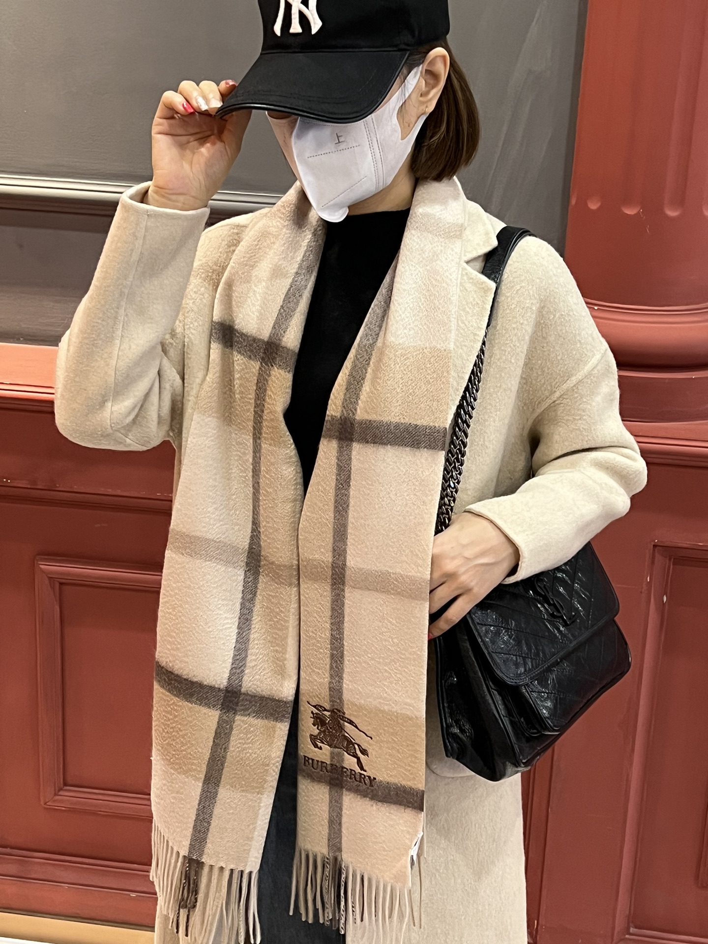 NO:170406,Recommended Burberry New Products ·Couple Style Cashmere Scarf is a top-notch cashmere fiber that takes time and effort, soaked in clear spring water to make the cashmere fiber present a unique fluffy texture, and the feel is so delicate. Only by using the lightweight velvet process can it have a luxurious and soft surface luster. The water ripples are really beautiful. The touch is like a baby's skin. Soft and glutinous. The feel is full of delicate fluff. It has always been synonymous with continuous excellence. This price is absolutely 100% affordable gift gifts and is good!  Absolutely good product, specifications 32*180 cm, ingredient cashmere, high-version scarf, burberry19860909重磅推荐巴宝莉 新品 ·情侣款 羊绒围巾臻选上乘的山羊绒纤维,耗时耗力,再以清泉水浸泡涤荡,使羊绒纤维呈现出独特的蓬松质感,手感才如此细腻,采用轻缩绒工艺,才有奢华柔和的表面光泽水波纹真的太美好了,触感犹如婴儿的肌肤 软软糯糯 手感满满地都是细腻的绒毛一直是精益求精的代名词,这个价格绝对百分之百的实惠送礼自留都不错！绝对好货 规格32*180 cm,成分羊绒,高版本围巾,burberry,scarf