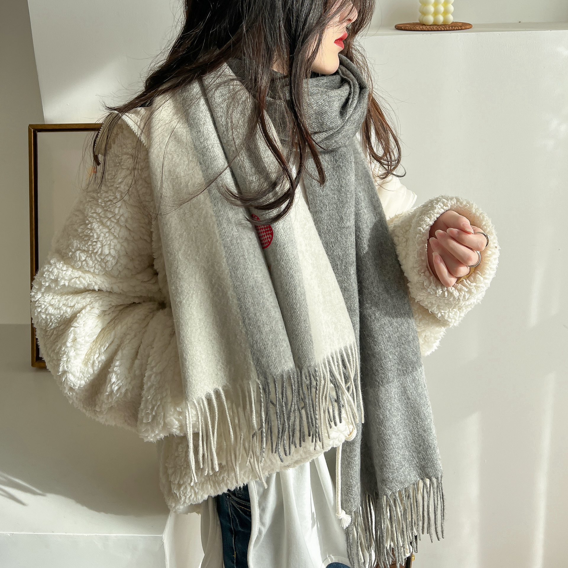 NO:170409,The limited edition absolutely beautifies the heart's design, super invincible hardcore. From the foreign company's version sent before the epidemic last year to the finished product being shipped out today, the design department has been scrapped too much effort. I can only say that everything is worth it. The hand-written B family of caring design is absolutely rare. Foreign countries are all things that can only be obtained by super VIPs. It seems simple embroidery, the light frame count is more than 10,000, exquisite and invincible. There is no embroidery factory in China that can do it. The two colors of large goods are less than 100, and the hand is slow. There is absolutely nothing. Good goods have never waited for anyone. The weather is cold, and good goods have also come. Dear, I have turned down several big customers and don't give them a package. It's just to share beautiful things with everyone. Give some strength. Haha, specifications *70, high-version scarf19860909限量版绝对的美化了心的设计,超级无敌的硬核,从外商去年疫情前寄版下来到今天成品出库,废了设计部太多心血,我只能说真的一切都值得,爱心的设计手抄体的B家绝对的不多见的,国外都是超级VIP才能拿的到的东西,看似简单的刺绣 ,光帧数都一万多,精致的无敌了,国内还没有任何一个绣花厂能做到,大货两个颜色只有不到100 ,手慢绝对的是无,好货一直是不等人的,天也凉了,好货也有了,亲爱的,我已经推掉了几个大客不给他们包版,就是为了跟大家一起分享美好的事物,给点力哈哈,规格*70,高版本围巾,scarf