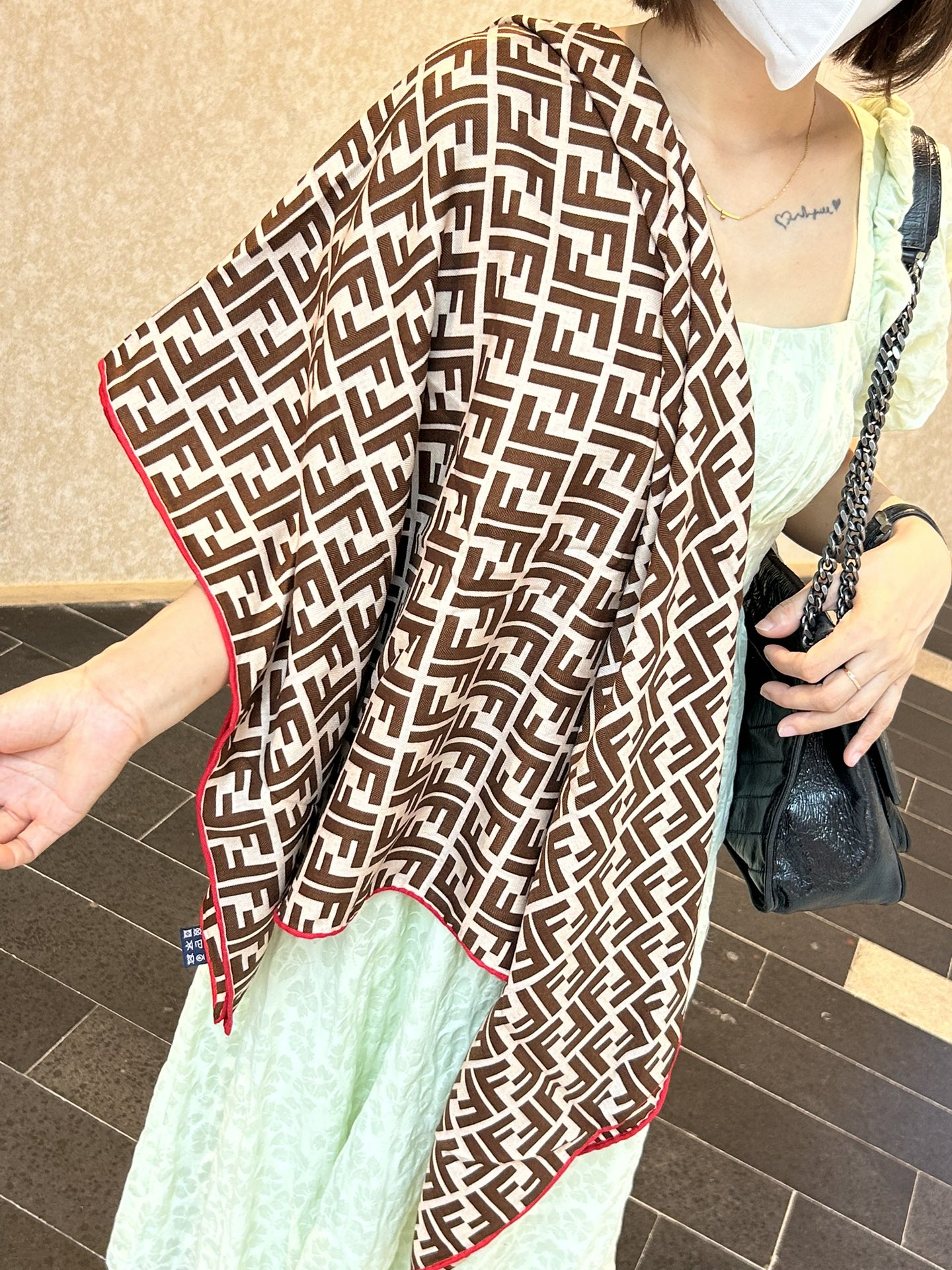 NO:170412,Explain what high-end luxury products are? ~ velvet square scarf Fendi is extraordinary, high-end and has aura!  !  】It's very proud!  F autumn and winter items that will always be extra points!  All kinds of dressing styles can collide with her to create a different upper body effect!  It’s really super good tone in terms of color matching or design!  Any surroundings are already very, very beautiful!  No matter how you surround yourself, you will be beautiful in temperament!  Good-looking things, non-black things, and temperament things!  !  !  I really love you. I look very energetic after I put on my body and shine. It is suitable for all kinds of figures, ages, and body shapes. No matter who you are a little bit, you will feel that your temperament has improved by several levels!  Size and specifications 140*140cm top-grade herringbone silk cashmere square scarf!  , high-version scarf, fendi, real silk19860909诠释什么叫高端顶奢产品～～丝绒方巾Fendi 卓尔不凡,高级有气场！！】非常抬人！永远加分的F秋冬单品！各种穿衣风格都可以和她碰撞出别样的上身效果！真的无论是配色还是设计,上身都超级有调性！随便围围就已经非常非常非常美！怎么围都是气质美美的！好看的东西,不突兀的东西,气质的东西！！！真的是爱了,上身后特别显精神,光彩照人,适合各种身材,各种年龄,各种体型,无论谁,稍微一围就会觉的自己的气质提升好几级！尺寸规格140*140cm顶级人字纹真丝羊绒方巾！,高版本围巾,fendi,real silk,scarf